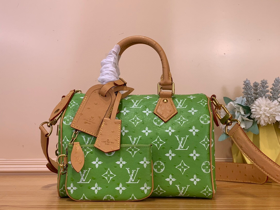 NO:585938,Top original order [SEEDY 9 BANDOULIRE25 Handbag] N88226 N88227 Green/Cow Leather Pressed Ostrich Pattern This Seedy 9 Bandoulière25 Monogram leather handbag uses soft cow leather to convey a luxurious texture. The Monogram print imitates the Monogram elements on the canvas. The polished metal parts, sheepskin lining and built-in label highlight Creative Director Harrell Williams' focus on exquisite details.  Dimensions: 25 x 15 x 15 cm (length x height x width), cowhide, sheepskin19860909顶级原单【SEEDY 9 BANDOULIRE25 手袋】N88226 N88227 绿色/ 牛皮压鸵鸟纹 本款 Seedy 9 Bandoulière25Monogram 皮革手袋以柔软牛皮革传递华贵质感.Monogram 印花临摹帆布上的Monogram 元素.抛光金属件、羊皮革内衬与内置标牌彰显创意总监harrell Williams 对考究细节的专注. 尺寸25 x 15 x15厘米(长度x高x宽),,cowhide,sheepskin,Bag