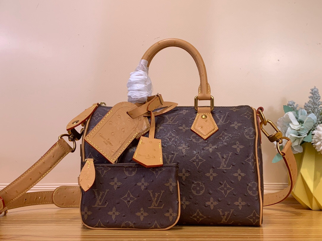 NO:585933,Top original order [SEEDY 9 BANDOULIRE25 Handbag] N88226 N88227 Brown/Cow Leather Pressed Ostrich Pattern This Seedy 9 Bandoulière25 Monogram leather handbag uses soft cow leather to convey a luxurious texture. The Monogram print imitates the Monogram elements on the canvas. Polished metal parts, sheepskin lining and built-in label highlight creative director harrell Williams' focus on exquisite details.  Dimensions: 25 x 15 x 15 cm (length x height x width), cowhide, sheepskin19860909顶级原单【SEEDY 9 BANDOULIRE25 手袋】N88226 N88227 棕色/ 牛皮压鸵鸟纹 本款 Seedy 9 Bandoulière25Monogram 皮革手袋以柔软牛皮革传递华贵质感.Monogram 印花临摹帆布上的Monogram 元素.抛光金属件、羊皮革内衬与内置标牌彰显创意总监harrell Williams 对考究细节的专注. 尺寸25 x 15 x15厘米(长度x高x宽),,cowhide,sheepskin,Bag