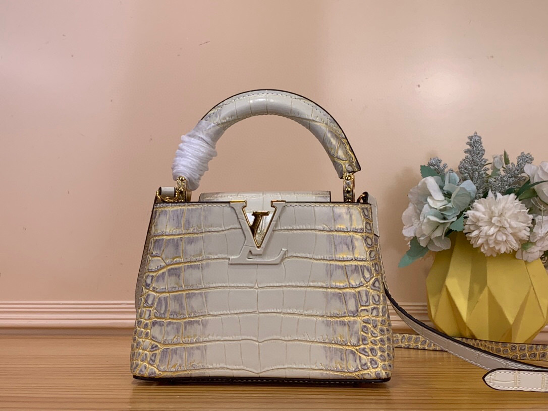 NO:585911,Top original order [Caucines mini handbag] M94227 48865 Himalayan gilt/cowhide embossed crocodile pattern, noble crocodile skin pattern, luxurious goatskin lining, shiny metal accessories, the unique Caucines HL flap can be stored in the bag to display the letter logo, or can be turned out to present the Monogram Flower pattern. Size 21* 14* 8 cm  105121150,,cowhide,sheepskin,crocodile skin19860909顶级原单【Caucines mini 手袋】M94227 48865 喜马拉雅鎏金/ 牛皮压鳄鱼纹 高贵的鳄鱼皮纹,奢华的山羊皮衬里,闪亮的金属饰件,特有的Caucines Hl搭盖既可收入包内展示字母标识,又可外翻 呈现Monogram Flower图案 . 尺寸21* 14* 8 cm 105121150,,cowhide,sheepskin,crocodile skin,Bag