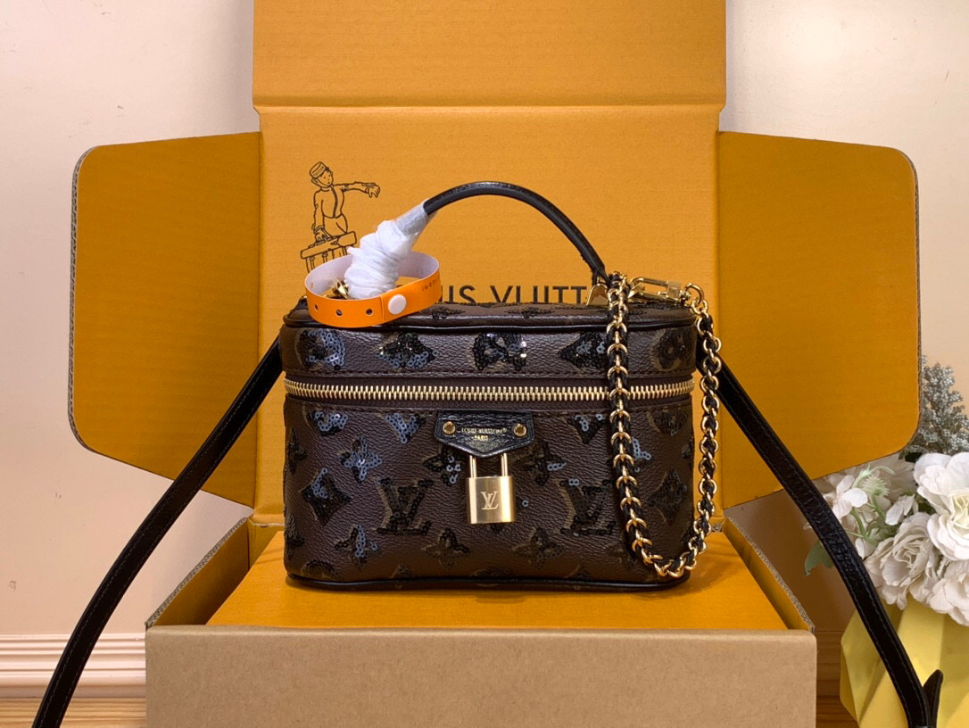 NO:602760,All Steel Duty Free [ochette chane Vanity] m27049 Sequins This Vanity chain bag is inspired by traditional Louis Vuitton models and embodies the art of travel cherished by the family. This piece is made from sequined Monogram canvas and comes with an LV engraved padlock with a gold finish. Suitable for every occasion and designed to hold everyday essentials, it has a removable shoulder strap and a chain. Dimensions 19 x 11.5 x  6.5 cm.7418085 (length x height x width),,louis vuitton,louis vuitton19860909全钢免税【ochette chane Vanity】 m27049 亮片 这款Vanity链袋的灵感来自传统的路易威登模型,体现了这家人所珍视的旅行艺术.这件作品由带有亮片的Monogram帆布制成,配有带有金色饰面的LV雕刻挂锁.适合各种场合,旨在容纳日常必需品,它有一个可拆卸的肩带和一条链条. 尺寸19 x 11.5 x 6.5厘米.7418085（长度x高度x宽度）,,louis vuitton,louis vuitton,Bag