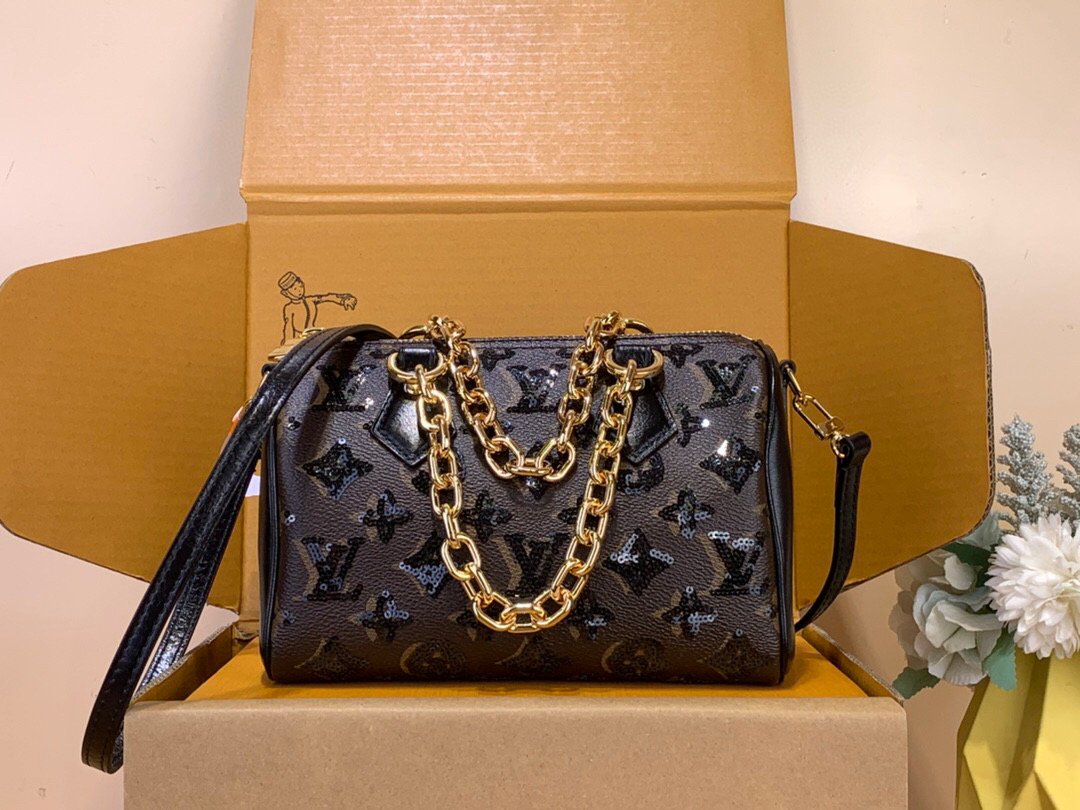 NO:602758,Duty-free all-steel [SEEDY BANDOULIRE 20 handbag] m26314 sequins This Monogram Sequins version of the Seedy Bandoulière 20 gx handbag is from the LV Ski series. The canvas bag is embellished with sparkling sequins, creating a deep light and shadow effect like a solar eclipse. The dazzling thick chain upgrades the elegant style, and the leather shoulder strap is convenient for cross-body wear, making it a perfect choice for dinner occasions. Size 15 x 13 x  20.5 cm 7419085 (height x width x length),,louis vuitton19860909免税全钢【SEEDY BANDOULIRE 20 手袋】 m26314 亮片 本款 Monogram Sequins 版本 Seedy Bandoulière 20 gx手袋出自 LV Ski 系列,为帆布包身点缀闪耀亮片,营造日食般的深邃光影效果.耀目粗链条升级典雅格调,皮革肩带方便斜挎,成就晚宴场合佳选. 尺寸15 x 13 x 20.5 厘米 7419085 (高 x 宽 x 长度),,louis vuitton,Bag
