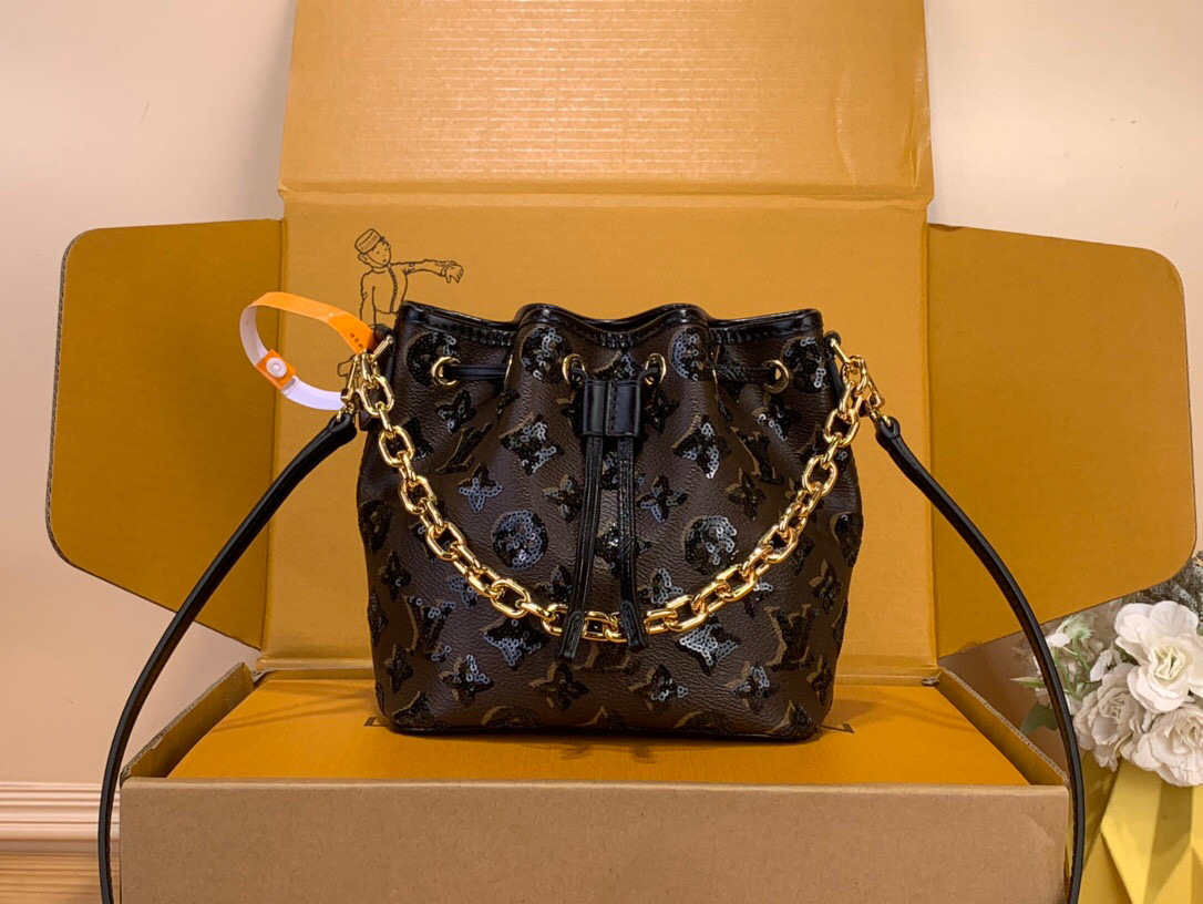 NO:602756,Duty-free all-steel [NO BB handbag] m26284 sequins This Noé BB handbag is from the LV Ski series. The canvas body is decorated with bright Monogram pattern sequins. The lustrous appearance is suitable for attending night occasions in the countryside and the city. The dazzling thick chain reinterprets the original configuration in 1932, and is just the right size to store your favorite lipstick and other personal items. Dimensions 17.5 x 13 x 22 cm  7419985 (height x width x length),,louis vuitton19860909免税全钢【NO BB 手袋】 m26284 亮片 本款 Noé BB 手袋出自 LV Ski 系列,为帆布包身点缀璀璨 Monogram 图案亮片,莹泽外观适宜出席乡间与都市夜间场合.耀目粗链条重释 1932 年原版构型,恰宜尺寸便于存放挚爱唇膏等随身用品. 尺寸17.5 x 13 x 22 厘米 7419985 (高 x 宽 x 长度),,louis vuitton,Bag