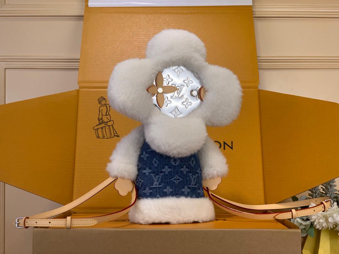 NO:602753,Duty-free all-steel [VIVIENNE Backpack] M26786 Denim/Furry This Vivienne backpack is made with hours of craftsmanship, using shearling and denim to render Washed Jeans tones, and then dressing the brand mascot in futuristic-style seasonal outfits, highlighting the fun side of the LV Ski gx series. The perfect size can store daily necessities, and can also be carried comfortably by using the top handle. It can add a charming touch to any accessory collection. Size 28 x 7  x 13 cm.921981000 (height x width x length),,louis vuitton19860909免税全钢【VIVIENNE 双肩包】 M26786 牛仔/毛毛 本款 Vivienne 双肩包经数小时匠心制作而成,为羊毛皮和牛仔布渲染 Washed Jeans 色调,再为品牌吉祥物穿戴未来主义风格应季着装,彰显 LV Ski gx系列的谐趣一面.恰宜尺寸可收纳日常用品,亦可利用顶部手柄舒适手提.可为任意配饰系列增添迷人姿彩. 尺寸28 x 7 x 13 厘米.921981000 (高 x 宽 x 长度),,louis vuitton,Bag