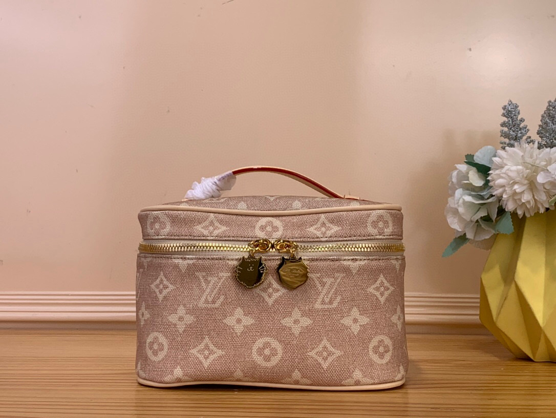 NO:602761,Top original order [NICE Mini Cosmetic Bag] M15170 Golden Flower/Cat Style This Nice mini cosmetic bag comes from the collaboration series between Louis Vuitton and Grace Coddington ms. It uses Meowgram canvas to interpret the Monogram pattern in a humorous reshaping, looking back to the hard suitcase inspiration of the era. The cute and cute cat-shaped zipper pulls express Coddington's cat-loving spirit, and the washable fabric lining completes the details. Size 13.5 x  12 x 20 cm4115055,,louis vuitton,cosmetic bags & cases19860909顶级原单【NICE 迷你化妆包】M15170 金色花/猫咪款 本款 Nice 迷你化妆包出自路易威登与 Grace Coddington ms 的合作系列,以 Meowgram 帆布演绎 Monogram 图案的谐趣重塑,回望 年代的硬箱灵感.憨态可掬的萌猫造型拉链头道出 Coddington 的爱猫精神,可水洗织物内衬完善细节. 尺寸 13.5 x 12 x 20 厘米4115055,,louis vuitton,cosmetic bags & cases,Bag