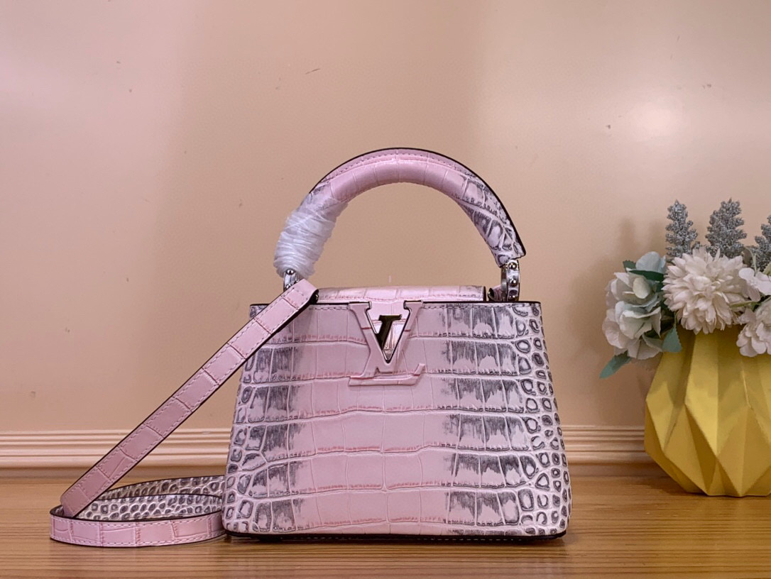NO:602772,Top original order [Caucines mini handbag] M94227 48865 Himalayan pink/cowhide embossed crocodile pattern, noble crocodile skin pattern, luxurious goatskin lining, shiny metal accessories, unique Caucines HL flap that can be stored in the bag to display the letter logo, or can be turned out to display the Monogram Flower pattern. Size 21* 14* 8  cm.98121050,,cowhide,sheepskin,crocodile skin19860909顶级原单【Caucines mini手袋】M94227 48865 喜马拉雅粉色/ 牛皮压鳄鱼纹 高贵的鳄鱼皮纹,奢华的山羊皮衬里,闪亮的金属饰件,特有的Caucines Hl搭盖既可收入包内展示字母标识,又可外翻 呈现Monogram Flower图案 . 尺寸21* 14* 8 cm.98121050,,cowhide,sheepskin,crocodile skin,Bag