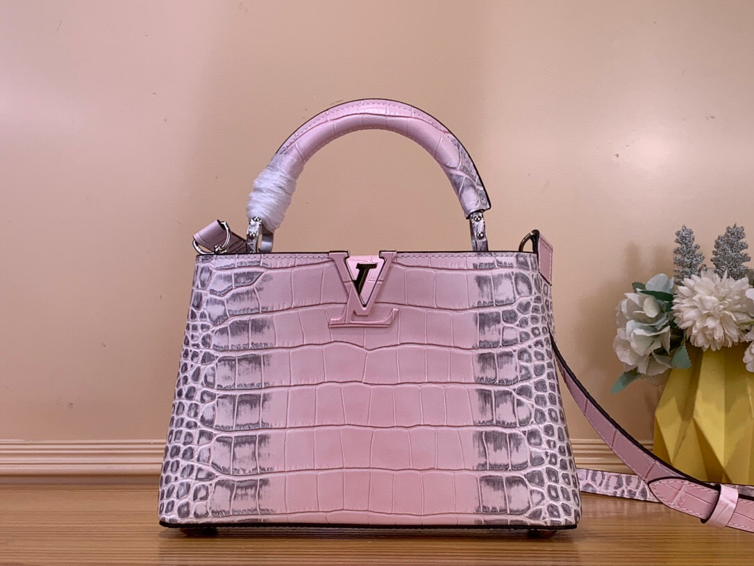 NO:602769,Top original order [Caucines bb handbag] M94227 48865 Himalayan pink/cowhide embossed crocodile pattern, noble crocodile skin pattern, luxurious goatskin lining, shiny metal accessories, the unique Caucines hl flap can be stored in the bag to display the letter logo, and can be turned out to display the Monogram Flower pattern. Size 17.3 x 9 x 27  cm.108131150,,cowhide,sheepskin,crocodile skin19860909顶级原单【Caucines bb手袋】M94227 48865 喜马拉雅粉色/ 牛皮压鳄鱼纹 高贵的鳄鱼皮纹,奢华的山羊皮衬里,闪亮的金属饰件,特有的Caucines hl搭盖既可收入包内展示字母标识,又可外翻 呈现Monogram Flower图案 . 尺寸17.3 x 9 x 27 cm.108131150,,cowhide,sheepskin,crocodile skin,Bag