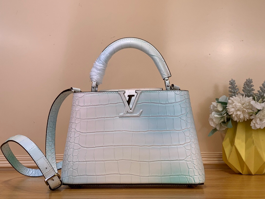 NO:602765,Top original order [Caucines bb handbag] M94227 48865 white blue/cowhide embossed crocodile pattern, noble crocodile skin pattern, luxurious goatskin lining, shiny metal accessories, unique Caucines HL flap that can be stored in the bag to display the letter logo, or can be turned out to display the Monogram Flower pattern. Size 17.3 x 9 x 27  cm.108121150,,cowhide,sheepskin,crocodile skin19860909顶级原单【Caucines bb手袋】M94227 48865 白色拼蓝/ 牛皮压鳄鱼纹 高贵的鳄鱼皮纹,奢华的山羊皮衬里,闪亮的金属饰件,特有的Caucines Hl搭盖既可收入包内展示字母标识,又可外翻 呈现Monogram Flower图案 . 尺寸17.3 x 9 x 27 cm.108121150,,cowhide,sheepskin,crocodile skin,Bag
