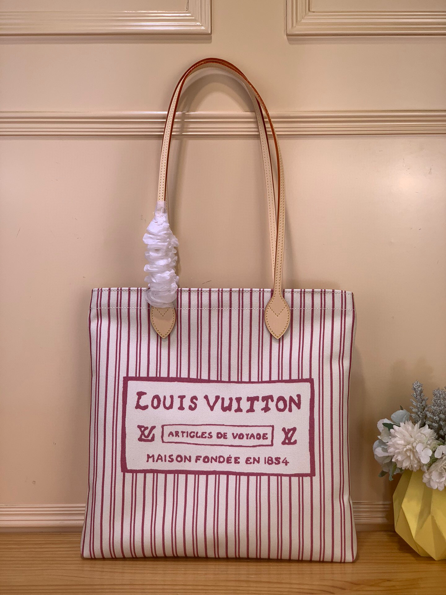 NO:602763,The top original Carrylt handbag M15121 M15128 comes from the Travels With Grace Coddington hr series launched by Louis Vuitton and Grace Coddington. It is made of cotton canvas to achieve an elegant silhouette. The Louis Vuitton label presents a hand-drawn pencil effect, highlighting Coddington's artistic talent. The fun cat print lining once again confirms the unique brushwork of the former creative director of American Vogue. It can be carried on one shoulder or by hand. 37  x37x2 cm (Length x Height x Width) Cotton canvas Calf leather trim Fabric lining Metal zipper Internal slip pocket Holds smartphone, Ziy wallet, keys and lipstick Handle: Double handle.4815055,,louis vuitton,cowhide19860909顶级原单Carrylt手袋 M15121 M15128 出自路易威登与GraceCoddington合作推出的Travels With Grace Coddington hr系列,以棉质帆布成就考究廓形.路易威登标签呈现手绘铅笔 效果,彰显Coddington的艺术才华,妙趣猫咪印花内衬再度印证该美国 Vogue前创意总监的别致笔触.单肩背或手提皆宜. 37 x37x2厘米(长度x高x宽) 棉质帆布 牛皮革饰边 织物内衬 金属件拉链 开合内贴袋 可收纳智能手机、Ziy钱夹、钥匙和唇膏手柄:双手柄.4815055,,louis vuitton,cowhide,Bag