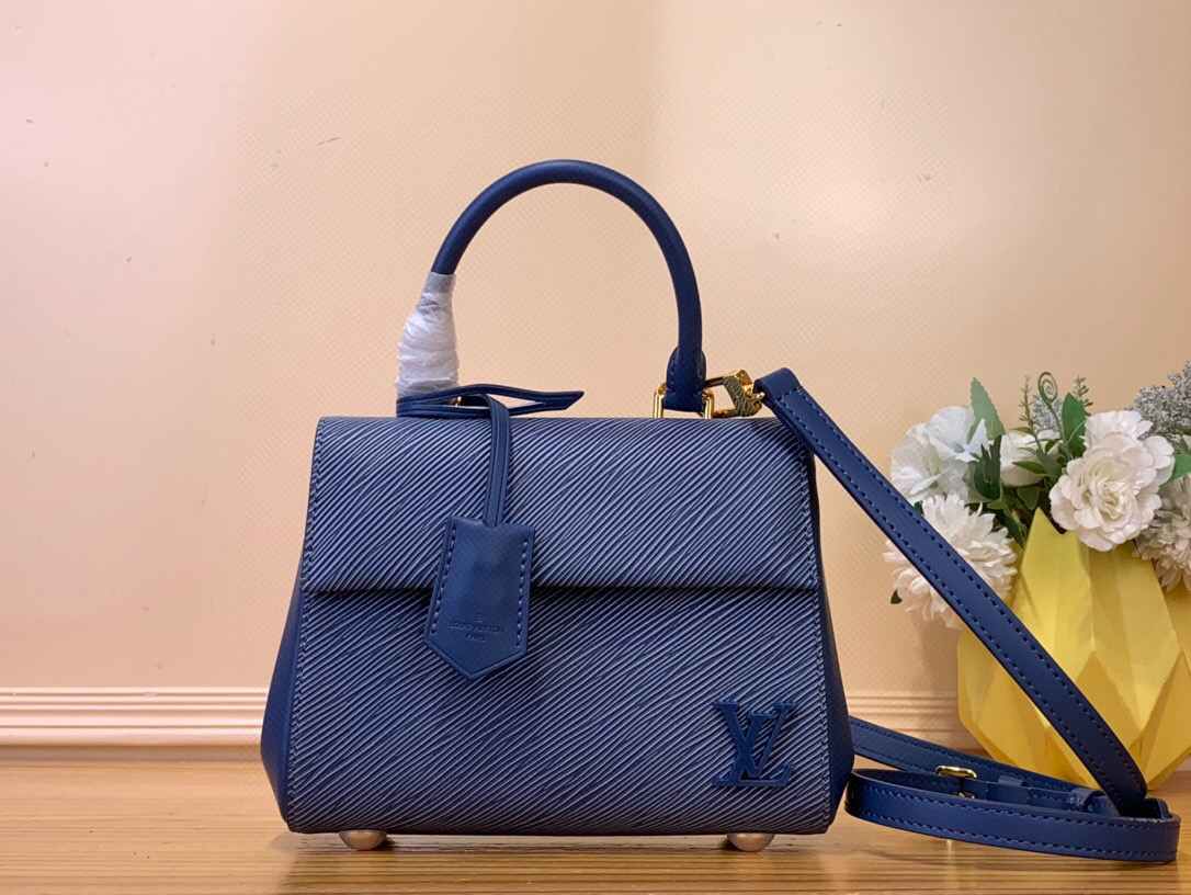 NO:602770,Top original order [Sac Cluny Mini] m15229 maroon/water ripple m25881 brown m14855 blue This Cluny mini bag is decorated with the iconic red letter pattern, inspired by La Beauté Louis Vuitton b  Collection. Evoking the pigmented nuances of LV lipsticks, this version is made of Ei leather with an elegant gold-tone metallic finish and tonal LV initials. It has a removable shoulder strap that offers multiple wearing options, as well as a classic key bell that guarantees exceptional expertise. Dimensions 20x16x7.5 cm 7718085 (length x height x width),, louis vuitton, louis vuitton, mini bags19860909顶级原单【Sac Cluny Mini】 m15229 枣红色/水波纹 m25881 棕色 m14855 蓝色 这款Cluny迷你包以标志性的红色字母图案装饰,灵感来自La Beauté Louis Vuitton b 系列.唤起LV口红的色素细微差别,此版本由Ei皮革制成,具有优雅的金色金属饰面和色调的LV首字母.它有一个可拆卸的肩带,提供多种佩戴选择,以及一个经典的钥匙铃,保证了卓越的专业知识. 尺寸20x16x7.5厘米 7718085（长度x高度x宽度）,,louis vuitton,louis vuitton,mini bags,Bag