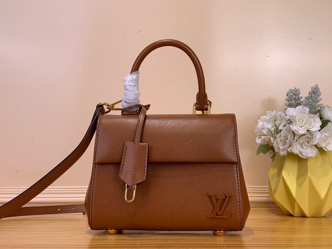 NO:602775,Top original order [Sac Cluny Mini] m15229 maroon/water ripple m25881 brown m14855 blue This Cluny mini bag is decorated with the iconic red letter pattern, inspired by La Beauté Louis  Vuitton Collection. Evoking the pigmented nuances of LV lipstick, this version is made of Ei leather with an elegant gold-tone metallic finish and tonal LV initials. It has a removable shoulder strap that offers multiple wearing options, as well as a classic key bell that guarantees exceptional expertise. Dimensions 20x16x7.5 cm 7718085 (length x height x width),, louis vuitton, louis vuitton, mini bags19860909顶级原单【Sac Cluny Mini】 m15229 枣红色/水波纹 m25881 棕色 m14855 蓝色 这款Cluny迷你包以标志性的红色字母图案装饰,灵感来自La Beauté Louis Vuitton系列.唤起LV口红的色素细微差别,此版本由Ei皮革制成,具有优雅的金色金属饰面和色调的LV首字母.它有一个可拆卸的肩带,提供多种佩戴选择,以及一个经典的钥匙铃,保证了卓越的专业知识. 尺寸20x16x7.5厘米 7718085（长度x高度x宽度）,,louis vuitton,louis vuitton,mini bags,Bag