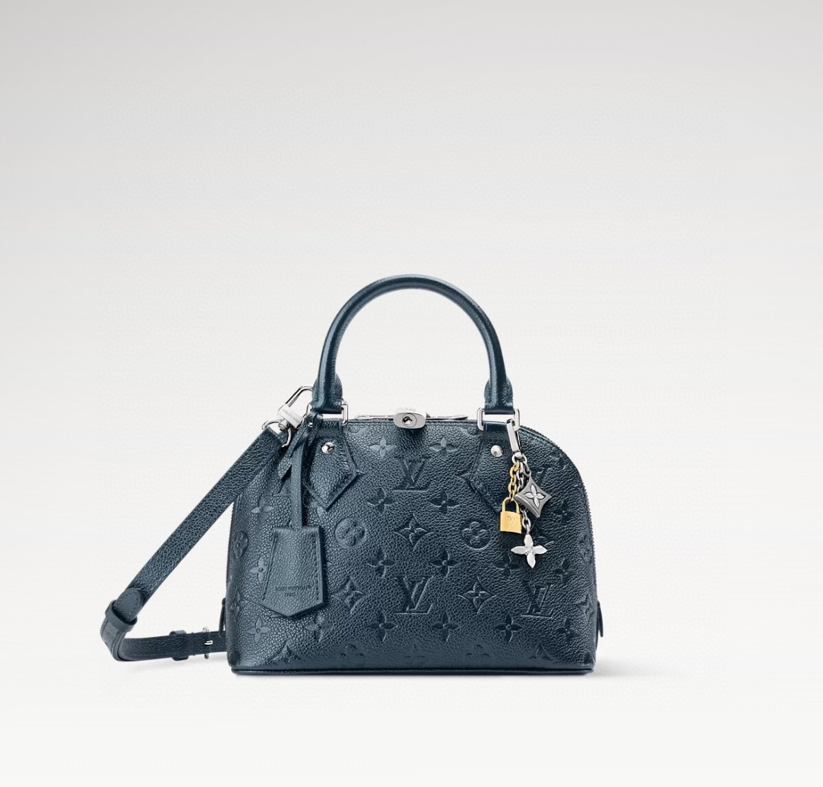 NO:602871,Top original order [Alma bb handbag] M26686 pearlescent blue (embossed) This LV rock pine version Alma BB  The Ys snowshoes come in a unique 'Shiny Ink' colourway, with a design inspired by the allure of winter nights. Made from monogrammed 'Empreti' leather and finished with a pearlescent effect, it also comes with a tri-color metal pendant that can be removed and attached to other accessories. Its signature details include a key ring, a silver-toned padlock and key, all of which highlight the brand's heritage in luggage making. Dimensions 23.5x 17.5x  11.5cm8019095,,louis vuitton19860909顶级原单【Alma bb 手袋】M26686 珠光蓝色（压花） 这款 LV 岩松版 Alma BB Ys雪鞋采用了独特的“闪亮墨水”配色,其设计灵感源自冬夜的迷人魅力.它由带有字母图案的“恩普雷蒂”皮革制成,并以珠光效果加以修饰,还配有一个三色金属吊坠,该吊坠可以拆卸并安装在其他配饰上.其标志性细节包括一个钥匙环、一个银色调的挂锁和钥匙,所有这些都彰显了该品牌在行李箱制造方面的传统技艺. 尺寸 23.5x 17.5x 11.5cm8019095,,louis vuitton,Bag