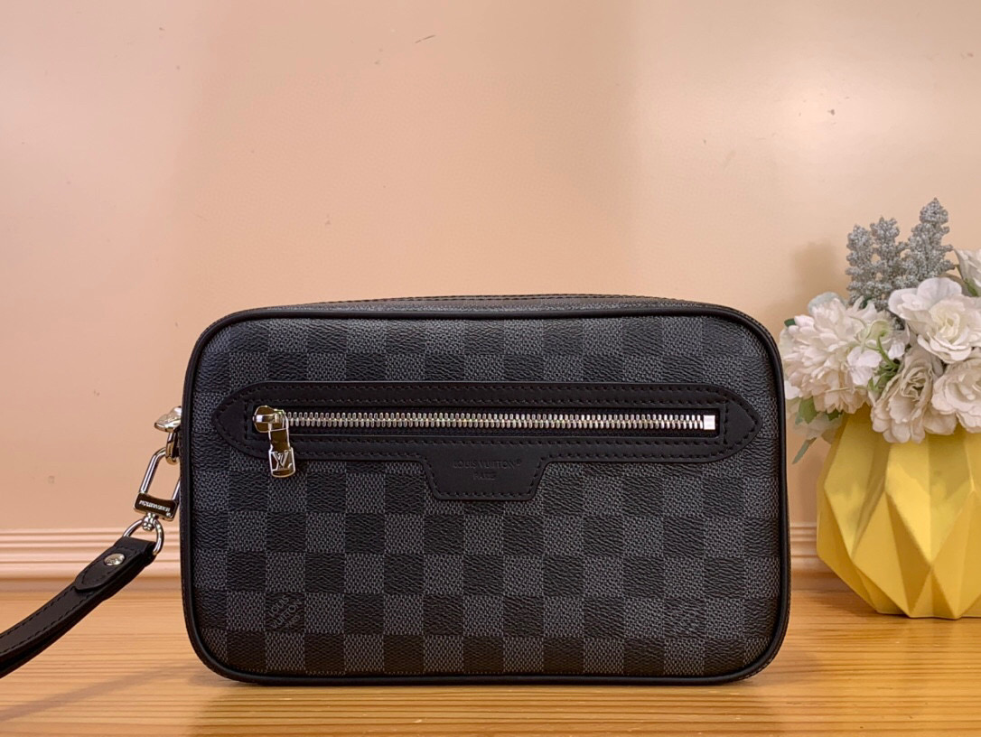 NO:602917,The top-quality original ochette Kasai storage bag N47626 is made of soft Monogram Shadow hx embossed calfskin and has an external zippered pocket, perfect for small daily necessities. The interior of the storage bag has ten business card slots, a patch pocket and a double patch pocket. It can be carried as a clutch or with a detachable wrist strap. 24.5 x 15.5 x 6 cm (length x height x Width).3415055,,handbag,cowhide19860909顶级原单ochette Kasai收納包 N47626 以柔軟的Monogram Shadow hx壓花小牛皮製作,配有一個外置拉鏈口袋,是放置小型日常必需品的完美之選.收納包內部設有十個名片夾層、一個貼袋及一個雙貼袋,可作為手拿包或搭配可拆式腕帶攜帶. 24.5 x 15.5 x 6 厘米 (長度 x 高度 x 闊度).3415055,,handbag,cowhide,Bag