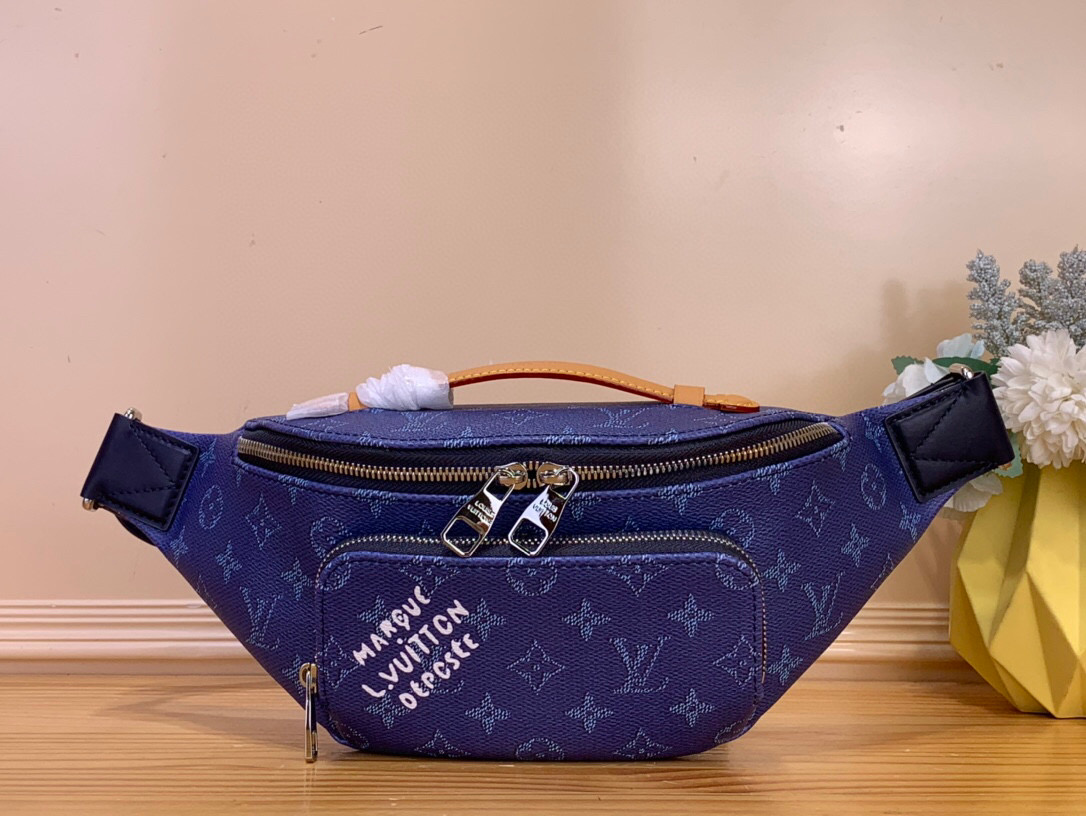 NO:602779,Top Original [Rush Bumbag Belt Bag] M27152 Blue Made of Monogram Shadow hx calf leather. Functional and easy to wear, it has a front zip pocket for quick access to your phone, keys or cards. The adjustable strap accommodates waist, yoke and crossbody wear and easily closes with a sliding hook. The top leather handle provides hand carry while adding a sporty look m. Dimensions 30 x 15 x  8 cm 4815055,,cowhide19860909顶级原单【Rush Bumbag 腰包】M27152蓝色 由Monogram Shadow hx小牛皮制成.功能齐全,易于佩戴,它有一个前拉链口袋,可以快速取用手机、钥匙或卡片.可调节的皮带适应腰部、过肩和斜挎磨损,并通过滑动钩轻松关闭.顶部皮革手柄提供手提,同时增添运动外观 m. 尺寸 30 x 15 x 8厘米4815055,,cowhide,Bag