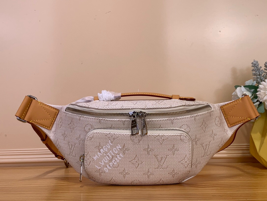 NO:602781,5048060 Top Original [Rush Bumbag Waist Bag] M27152 Blue Made of Monogram Shadow hx calfskin. Functional and easy to wear, it has a front zip pocket for quick access to your phone, keys or cards. The adjustable strap accommodates waist, yoke and crossbody wear and easily closes with a sliding hook. The top leather handle provides hand carry while adding a sporty look m. Dimensions 30 x 15 x  8cm,,cowhide198609095048060 顶级原单【Rush Bumbag 腰包】M27152蓝色 由Monogram Shadow hx小牛皮制成.功能齐全,易于佩戴,它有一个前拉链口袋,可以快速取用手机、钥匙或卡片.可调节的皮带适应腰部、过肩和斜挎磨损,并通过滑动钩轻松关闭.顶部皮革手柄提供手提,同时增添运动外观 m. 尺寸 30 x 15 x 8厘米,,cowhide,Bag