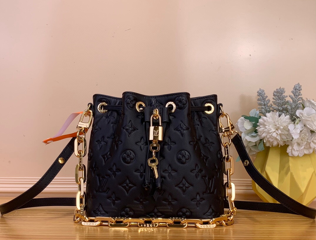 NO:602774,Top original order [Coussin Bucket bucket handbag] M26216 black 26530 apricot (embossed chain)  Introducing the latest product from the Courson family - this barrel-shaped handbag is made of exquisite monogram embossed sheepskin. It is a stylish piece that can be used both daily and evening. It is equipped with gold-embellished hardware, including the iconic Louis Vuitton lock and a removable Cousson chain. The drawstring closure is both practical and beautiful, and complements the various carrying methods of the handbag. Dimensions 20×20×10 cm7819085,, louis  vuitton,sheepskin19860909顶级原单【Coussin Bucket 水桶手袋】M26216 黑色 26530 杏色（压花 链条） 为您介绍库森家族的最新款产品——这款桶形手袋采用精致的字母图案压纹羊皮制成.ys它是一款兼具日常与晚间使用功能的时尚单品,配有金色装饰的五金配件,包括标志性的路易威登锁扣和可拆卸的库森链条.拉绳式封口既实用又美观,与手袋的多种携带方式相得益彰. 尺寸 20×20×10 cm7819085,,louis vuitton,sheepskin,Bag