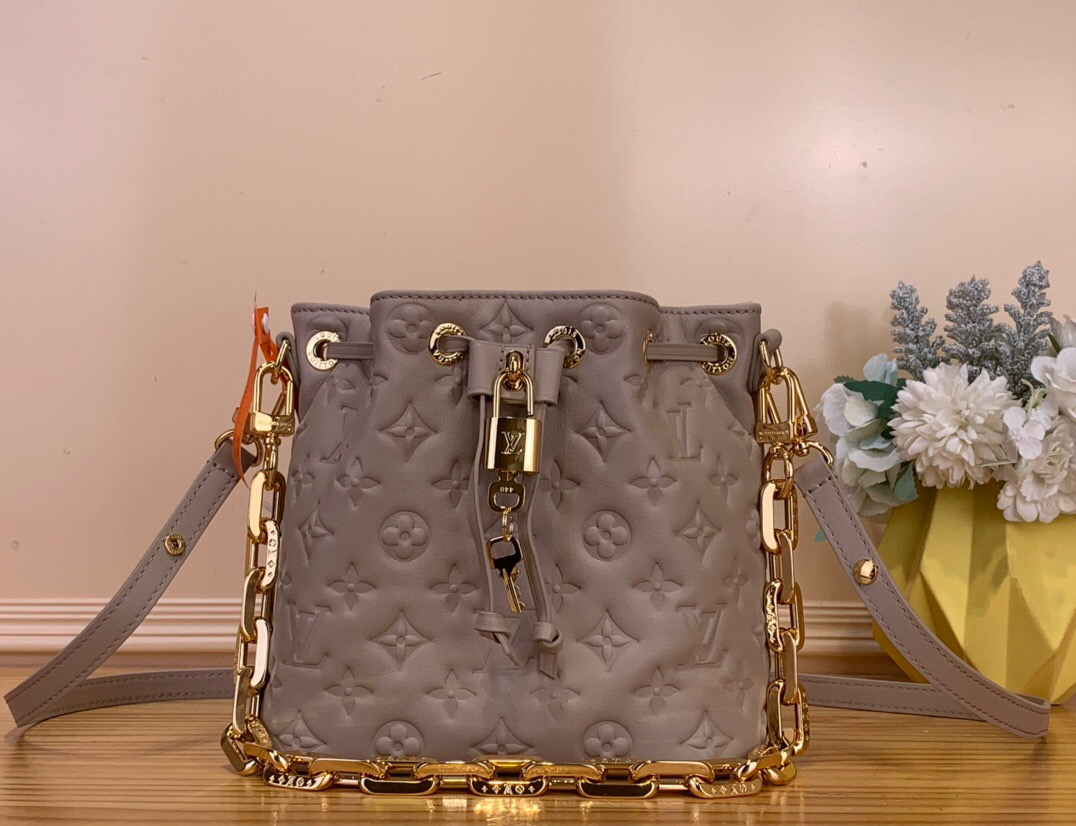 NO:602768,Top original order [Coussin Bucket bucket handbag] M26216 black 26530 apricot (embossed chain)  Introducing the latest product from the Courson family - this barrel-shaped handbag is made of exquisite monogram embossed sheepskin. It is a stylish piece that can be used both daily and evening. It is equipped with gold-embellished hardware, including the iconic Louis Vuitton lock and a removable Cousson chain. The drawstring closure is both practical and beautiful, and complements the various carrying methods of the handbag. Dimensions 20×20×10 cm7819085,, louis  vuitton,sheepskin19860909顶级原单【Coussin Bucket 水桶手袋】M26216 黑色 26530 杏色（压花 链条） 为您介绍库森家族的最新款产品——这款桶形手袋采用精致的字母图案压纹羊皮制成.ys它是一款兼具日常与晚间使用功能的时尚单品,配有金色装饰的五金配件,包括标志性的路易威登锁扣和可拆卸的库森链条.拉绳式封口既实用又美观,与手袋的多种携带方式相得益彰. 尺寸 20×20×10 cm7819085,,louis vuitton,sheepskin,Bag