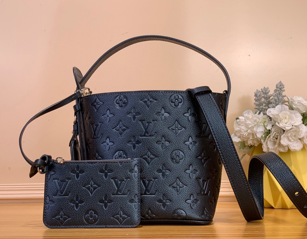 NO:602869,Top original order [All in BB bucket bag] M12925 26430 Pearlescent blue (embossed) M13480 This 'All in BB' series shows the brand's 'shining' animation effect, which will show a moonlight-like reflection effect when light shines on it. It is made by Monogram Emreinte  Made of leather coated with pearlescent pigments that create a unique sheen. It is also finished with signature details and comes with a decorative name tag, keychain and a tricolor pendant on one side. Inside there is a removable zip pocket that doubles as a small accessory. Dimensions 16x 18 x 12 cm. 7618085,,keychain19860909顶级原单【All in BB 水桶手袋】M12925 26430 珠光蓝色（压花）M13480 这款“All IN BB”系列展示了该品牌的“闪亮”动画效果,当光线照射时,会呈现出类似月光的反射效果.它由 Monogram Emreinte 皮革制成,表面涂有珠光颜料,从而形成了独特的光泽.其上还饰有标志性的细节,配有装饰性的姓名标签、钥匙扣以及一侧的三色吊坠.内部有一个可拆卸的拉链袋,兼具小配饰的功能. 尺寸 16x 18 x 12 厘米.7618085,,keychain,Bag