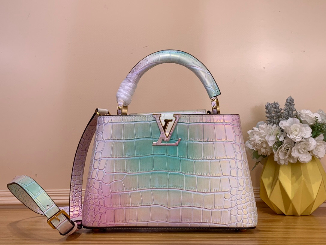 NO:602764,Top original order [Caucines bb handbag] M94227 48865 color block gradient / cowhide embossed crocodile pattern, noble crocodile skin pattern, luxurious goatskin lining, shiny metal accessories, the unique Caucines hl flap can be stored in the bag to display the letter logo, and can be turned out to present the Monogram Flower pattern. Size 17.3 x 9 x 27  cm.108121150,,cowhide,sheepskin,crocodile skin19860909顶级原单【Caucines bb手袋】M94227 48865 拼色渐变/ 牛皮压鳄鱼纹 高贵的鳄鱼皮纹,奢华的山羊皮衬里,闪亮的金属饰件,特有的Caucines hl搭盖既可收入包内展示字母标识,又可外翻 呈现Monogram Flower图案 . 尺寸17.3 x 9 x 27 cm.108121150,,cowhide,sheepskin,crocodile skin,Bag
