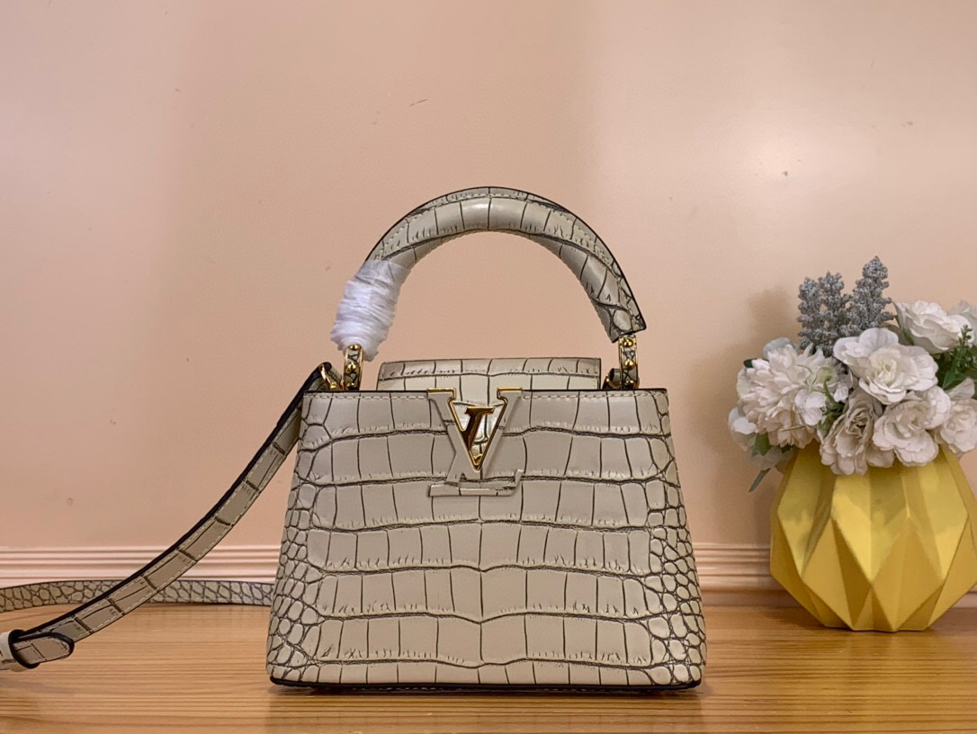 NO:602825,Top original order N93163 Milky white stone pattern crocodile pattern mini This precious Caucines hl handbag is made of crocodile leather pattern and is highly polished. It is sparkling and charming. It has luxurious goatskin lining and sparkling metal accessories. The unique Caucines cover can be stored in the bag to display the letter logo and can be turned out to show the Monogram Flower pattern. Ideal accessory for travel Size: 21 * 14 * 8  CM.98121050,,sheepskin,crocodile skin19860909顶级原单N93163 奶白石纹鳄鱼纹迷你 此款珍贵的Caucines hl手袋由鳄鱼皮纹 经上高光处理 闪耀迷人 奢华的山羊皮衬里与闪闪发光的金属饰件 特有的Caucines搭盖既可收入包内 展示字母标识 又可外翻 呈现Monogram Flower图案 出行的理想配饰 Size: 21 * 14 * 8 CM.98121050,,sheepskin,crocodile skin,Bag