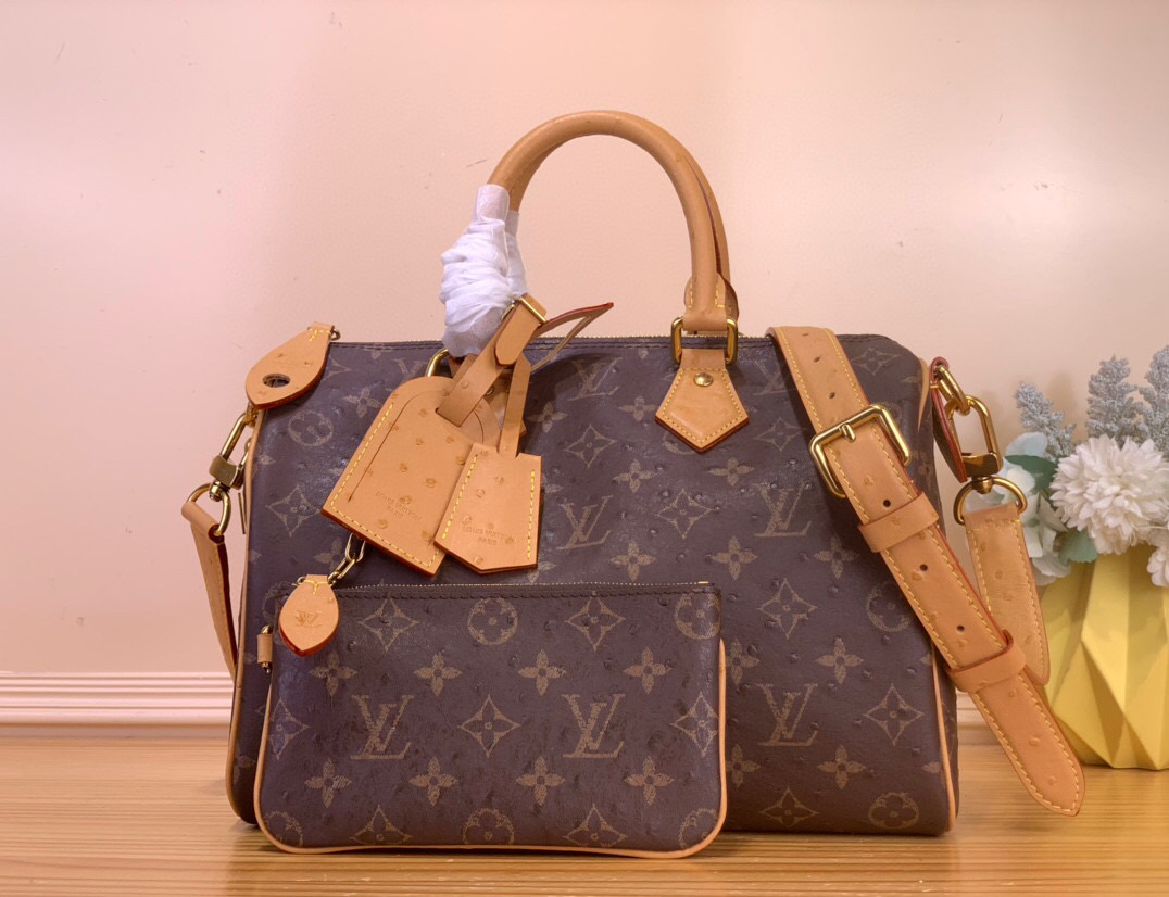 NO:602822,[SEEDY 9 BANDOULIRE30 Handbag] M14064 Coffee (ostrich pattern) This Seedy 9 Bandoulière 30 Monogram leather handbag uses soft cow leather to convey a luxurious texture. The Monogram print imitates the Monogram elements on the canvas. Polished metal parts, sheepskin lining and built-in signage highlight creative director Harrell Williams' focus on exquisite details. Size 30 x  17x21 cm (length x height x width),,cowhide,sheepskin19860909【SEEDY 9 BANDOULIRE30 手袋】M14064咖啡（鸵鸟纹） 本款 Seedy 9 Bandoulière 30 Monogram 皮革手袋以柔软牛皮革传递华贵质感.Monogram 印花临摹帆布上的Monogram 元素.抛光金属件、羊皮革内衬与内置标牌彰显创意总监harrell Williams 对考究细节的专注. 尺寸30 x 17x21厘米(长度x高x宽),,cowhide,sheepskin,Bag