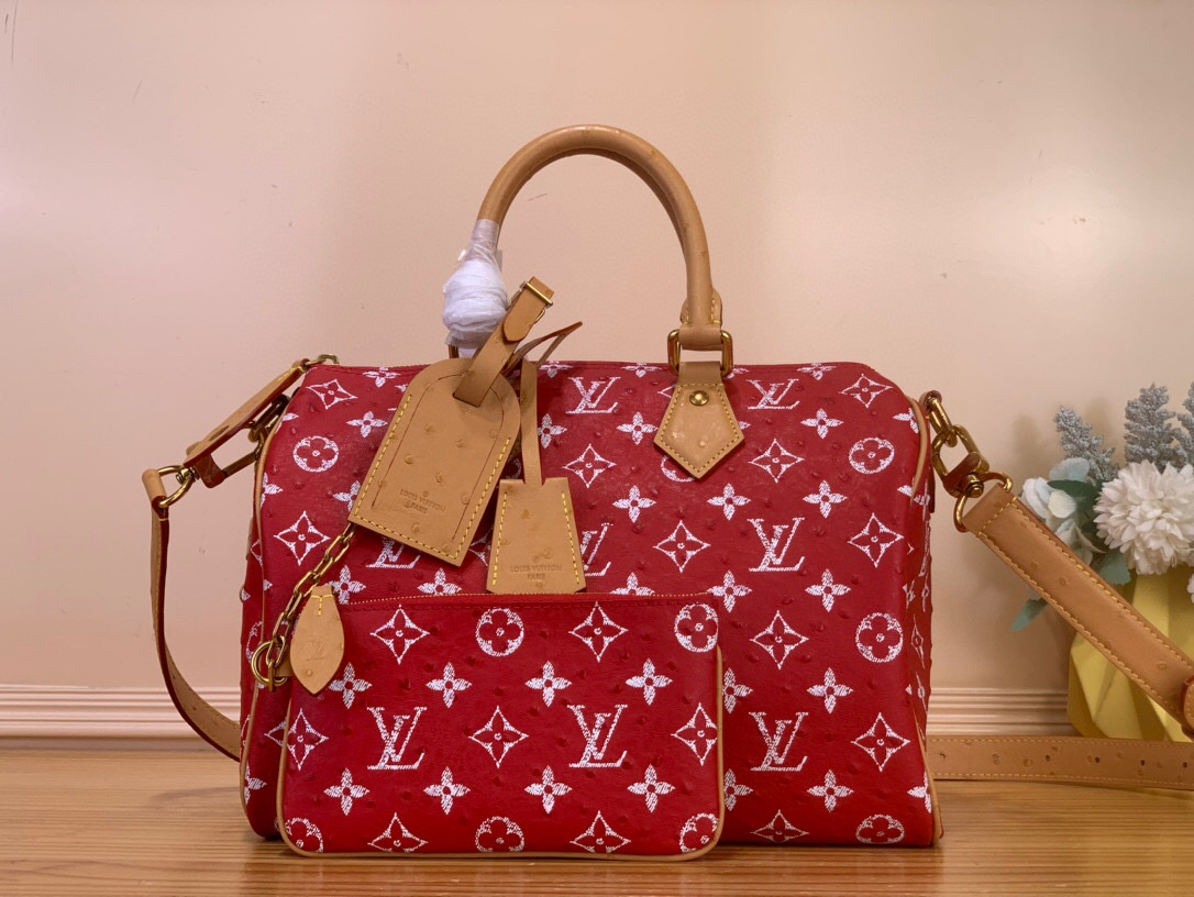 NO:602817,[SEEDY 9 BANDOULIRE30 Handbag] M14064 red (ostrich pattern) This Seedy 9 Bandoulière 30 Monogram leather handbag uses soft cow leather to convey a luxurious texture. The Monogram print imitates the Monogram element on the canvas. Polished metal parts, sheepskin lining and built-in logo highlight creative director harrell Williams' focus on exquisite details. Size 30 x  17x21 cm (length x height x width),,cowhide,sheepskin19860909【SEEDY 9 BANDOULIRE30 手袋】M14064红色（鸵鸟纹） 本款 Seedy 9 Bandoulière 30 Monogram 皮革手袋以柔软牛皮革传递华贵质感.Monogram 印花临摹帆布上的Monogram 元素.抛光金属件、羊皮革内衬与内置标牌彰显创意总监harrell Williams 对考究细节的专注. 尺寸30 x 17x21厘米(长度x高x宽),,cowhide,sheepskin,Bag