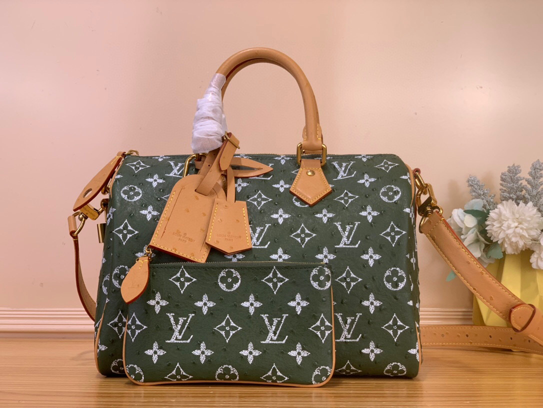 NO:602812,[SEEDY 9 BANDOULIRE30 Handbag] M14064 dark green (ostrich pattern) This Seedy 9 Bandoulière 30 Monogram leather handbag uses soft cow leather to convey a luxurious texture. The Monogram print imitates the Monogram elements on the canvas. Polished metal parts, sheepskin lining and built-in signage highlight creative director harrell Williams' focus on exquisite details. Size 30 x  17x21 cm (length x height x width),,cowhide,sheepskin19860909【SEEDY 9 BANDOULIRE30 手袋】M14064墨绿色（鸵鸟纹） 本款 Seedy 9 Bandoulière 30 Monogram 皮革手袋以柔软牛皮革传递华贵质感.Monogram 印花临摹帆布上的Monogram 元素.抛光金属件、羊皮革内衬与内置标牌彰显创意总监harrell Williams 对考究细节的专注. 尺寸30 x 17x21厘米(长度x高x宽),,cowhide,sheepskin,Bag