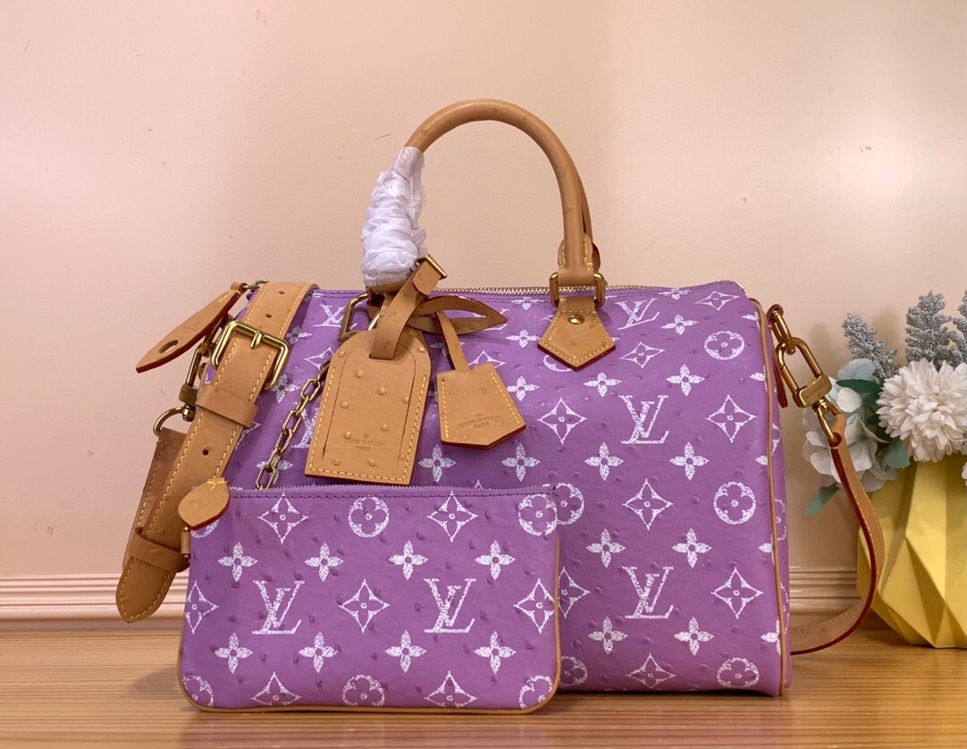 NO:602807,[SEEDY 9 BANDOULIRE30 handbag] M14064 light purple (ostrich pattern) This Seedy 9 Bandoulière 30 Monogram leather handbag uses soft cow leather to convey a luxurious texture. The Monogram print imitates the Monogram elements on the canvas. Polished metal parts, sheepskin lining and built-in logo highlight creative director harrell Williams' focus on exquisite details. Size 30 x  17x21 cm (length x height x width),,cowhide,sheepskin19860909【SEEDY 9 BANDOULIRE30 手袋】M14064浅紫色（鸵鸟纹） 本款 Seedy 9 Bandoulière 30 Monogram 皮革手袋以柔软牛皮革传递华贵质感.Monogram 印花临摹帆布上的Monogram 元素.抛光金属件、羊皮革内衬与内置标牌彰显创意总监harrell Williams 对考究细节的专注. 尺寸30 x 17x21厘米(长度x高x宽),,cowhide,sheepskin,Bag