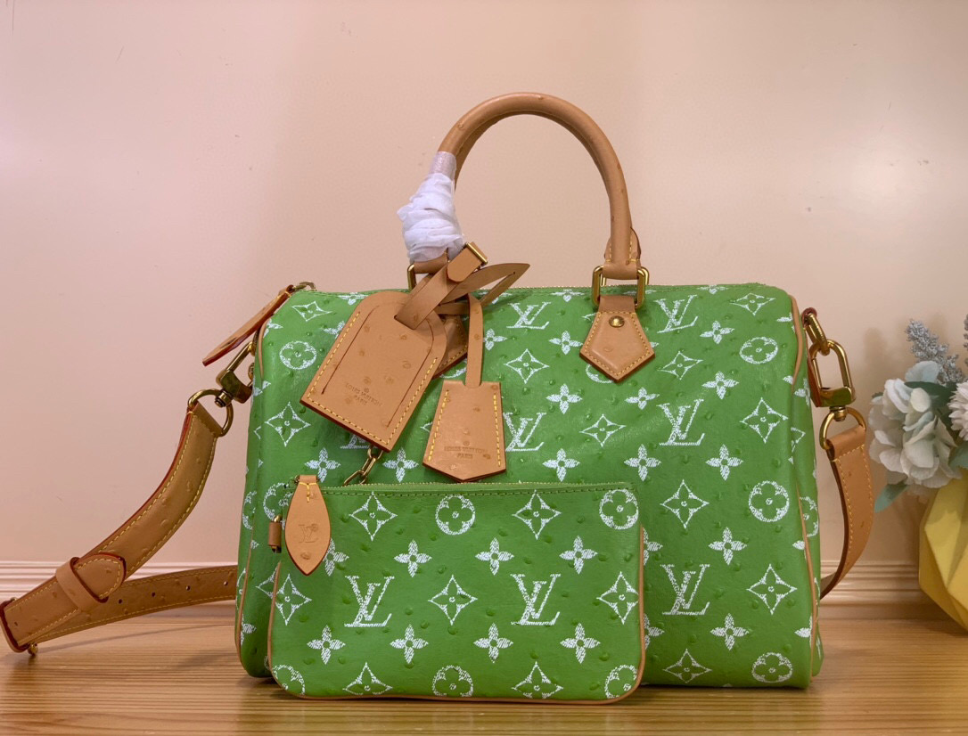 NO:602797,[SEEDY 9 BANDOULIRE30 Handbag] M14064 apple green (ostrich pattern) This Seedy 9 Bandoulière 30 Monogram leather handbag uses soft cow leather to convey a luxurious texture. The Monogram print imitates the Monogram elements on the canvas. Polished metal parts, sheepskin lining and built-in signage highlight creative director harrell Williams' focus on exquisite details. Size 30 x  17x21 cm (length x height x width),,cowhide,sheepskin19860909【SEEDY 9 BANDOULIRE30 手袋】M14064苹果绿（鸵鸟纹） 本款 Seedy 9 Bandoulière 30 Monogram 皮革手袋以柔软牛皮革传递华贵质感.Monogram 印花临摹帆布上的Monogram 元素.抛光金属件、羊皮革内衬与内置标牌彰显创意总监harrell Williams 对考究细节的专注. 尺寸30 x 17x21厘米(长度x高x宽),,cowhide,sheepskin,Bag