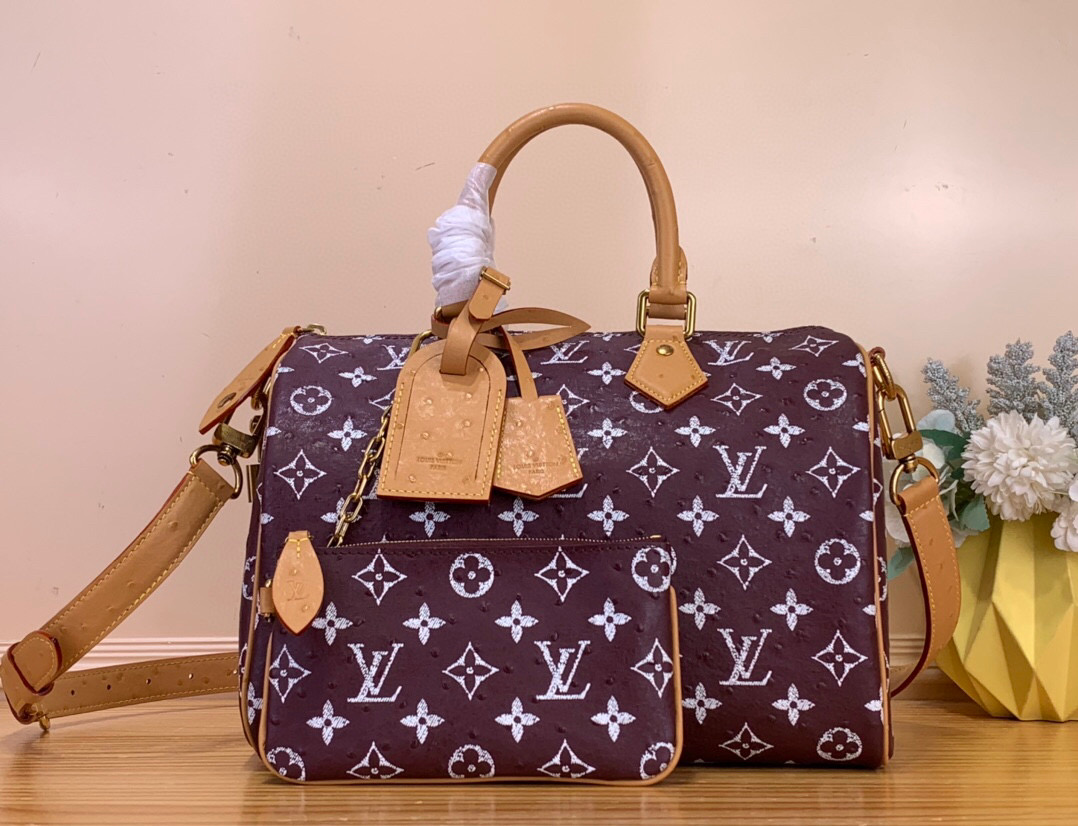 NO:602793,[SEEDY 9 BANDOULIRE25 Handbag] M24437 M13912 M24426 Burgundy (Ostrich) This Seedy 9 Bandoulière25 Monogram leather handbag uses soft cow leather to convey a luxurious texture. The Monogram print imitates the Monogram elements on the canvas. Polished metal parts, sheepskin lining and built-in label highlight creative director Harrell Williams' focus on exquisite details.  Dimensions: 25 x 15 x 15 cm (length x height x width), cowhide, sheepskin19860909【SEEDY 9 BANDOULIRE25 手袋】M24437 M13912 M24426 酒红色（鸵鸟） 本款 Seedy 9 Bandoulière25Monogram 皮革手袋以柔软牛皮革传递华贵质感.Monogram 印花临摹帆布上的Monogram 元素.抛光金属件、羊皮革内衬与内置标牌彰显创意总监harrell Williams 对考究细节的专注. 尺寸25 x 15 x15厘米(长度x高x宽),,cowhide,sheepskin,Bag