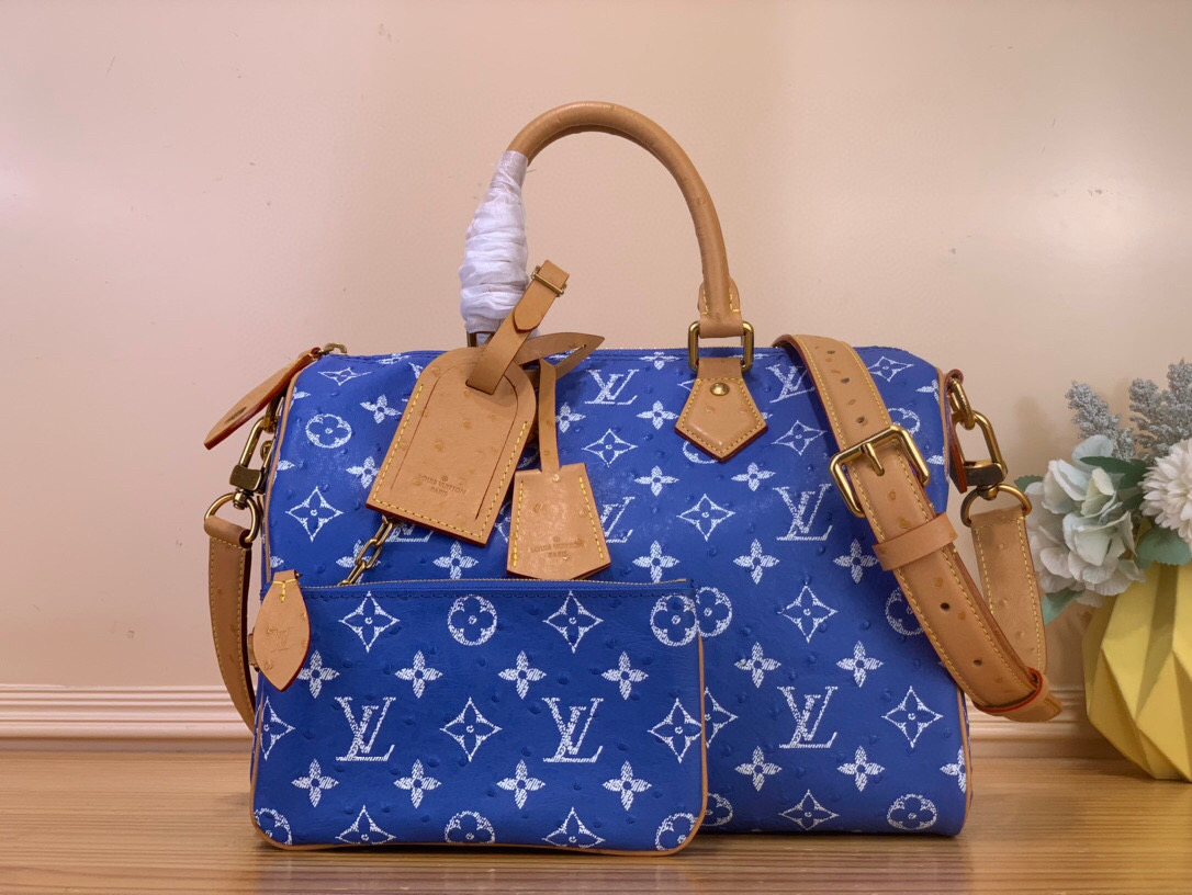 NO:602789,[SEEDY 9 BANDOULIRE30 Handbag] M14064 blue (ostrich pattern) This Seedy 9 Bandoulière 30 Monogram leather handbag uses soft cow leather to convey a luxurious texture. The Monogram print imitates the Monogram elements on the canvas. Polished metal parts, sheepskin lining and built-in logo highlight creative director Harrell Williams’ focus on exquisite details. Size 30 x  17x21 cm (length x height x width),,cowhide,sheepskin19860909【SEEDY 9 BANDOULIRE30 手袋】M14064蓝色（鸵鸟纹） 本款 Seedy 9 Bandoulière 30 Monogram 皮革手袋以柔软牛皮革传递华贵质感.Monogram 印花临摹帆布上的Monogram 元素.抛光金属件、羊皮革内衬与内置标牌彰显创意总监harrell Williams 对考究细节的专注. 尺寸30 x 17x21厘米(长度x高x宽),,cowhide,sheepskin,Bag