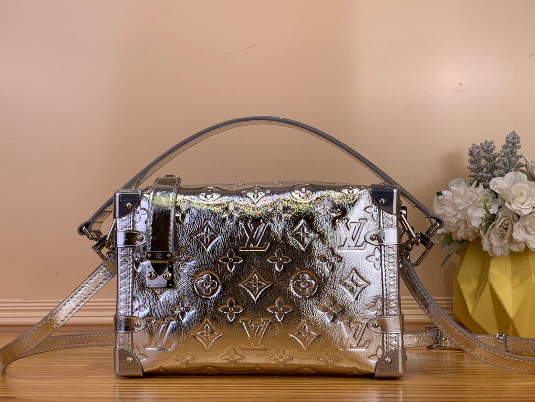 NO:602888,Top original order [SIDE TRUNK medium handbag] m26223 silver/patent leather This Monogram Miroir Side Trunk hr medium handbag declares the trend with a dazzling surface, making it a perfect choice for after-snow styling. The eye-catching Silver tone renders the delicate leather, adding a futuristic style. S-lock  The lock continues the same color. The metal corners recall the original design, paying tribute to the brand's trunk-making heritage. It is suitable for carrying from day to night, seamlessly switching between winter outings and elegant dinners. Dimensions 16 x 8.5 x 23.5 cm 7318075 (height x width x length),, louis vuitton19860909顶级原单【SIDE TRUNK 中号手袋】 m26223 银色/漆皮 本款 Monogram Miroir Side Trunk hr 中号手袋以耀目表面宣示潮流主张,成就雪后造型佳选.醒目 Silver 色调渲染细腻皮革,增添未来主义风范.S-lock 锁扣延续相同色调.金属包角回溯原版设计,致意品牌制箱传承.适宜由日入夜背携,于冬日外出与优雅晚宴间无缝切换. 尺寸16 x 8.5 x 23.5 厘米7318075 (高 x 宽 x 长度),,louis vuitton,Bag