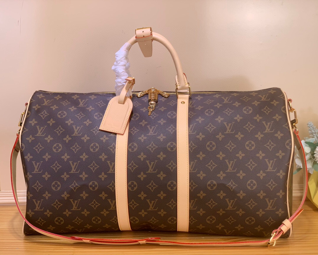 NO:602815,The top original item [Keeall Bandoulière 55] M41414 travel bag is made of Monogram Eclise Reverse hx canvas, with metal parts and bright leather trims to brighten the structure. The carry-on design has a sophisticated lining, and the zippered inner pocket is convenient for storing valuables. Size 55x 31x 24 cm. 6817885,,versace19860909顶级原单【Keeall Bandoulière 55】M41414 旅行袋取材 Monogram Eclise Reverse hx帆布,以金属件和明丽皮革饰边点亮构型.随行登机设计拥有考究内衬,拉链内袋方便收纳贵重物品. 尺寸55x 31x 24 厘米.6817885,,versace,Bag