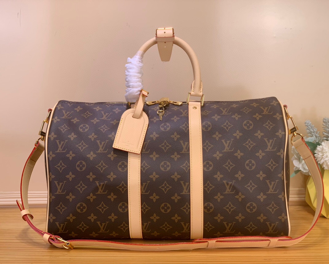 NO:602805,The top original item [Keeall Bandoulière 45] M41418 travel bag is made of Monogram Eclise Reverse hx canvas, with metal parts and bright leather trims to brighten the structure. The carry-on design has a sophisticated lining, and the zippered inner pocket is convenient for storing valuables. Dimensions 45 x 27 x 20 cm. 6417075,,versace19860909顶级原单【Keeall Bandoulière 45】M41418 旅行袋取材 Monogram Eclise Reverse hx 帆布,以金属件和明丽皮革饰边点亮构型.随行登机设计拥有考究内衬,拉链内袋方便收纳贵重物品. 尺寸45 x 27 x 20 厘米.6417075,,versace,Bag
