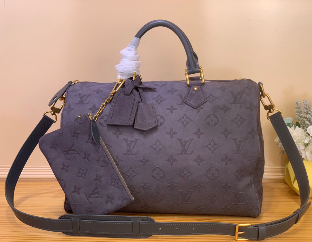 NO:602828,Top original item [SEEDY 9 BANDOULIRE 40 handbag] M15225 frosted (embossed) This Seedy 9 Bandoulière 40 handbag is made of fine and smooth suede leather, with Monogram flowers and LV letter embossing to create a rich texture. The included silk scarf can be used to decorate the handle as you like, creating a sophisticated style with elegant colors. Suede cow leather, cow leather trim  Dimensions 40x26x23 cm (length x height x width) 140121550,,louis vuitton,cowhide19860909顶级原单【SEEDY 9 BANDOULIRE 40手袋】M15225磨砂（压花） 本款Seedy 9 Bandoulière40手袋取材细腻柔滑的绒面皮革, 以Monogram花卉与LV字母压纹营造丰盈肌理.随附丝巾可随心装饰手 柄,与雅致色调共筑考究风范. 绒面牛皮革,牛皮革饰边 尺寸40x26x23厘米(长度x高x宽）140121550,,louis vuitton,cowhide,Bag