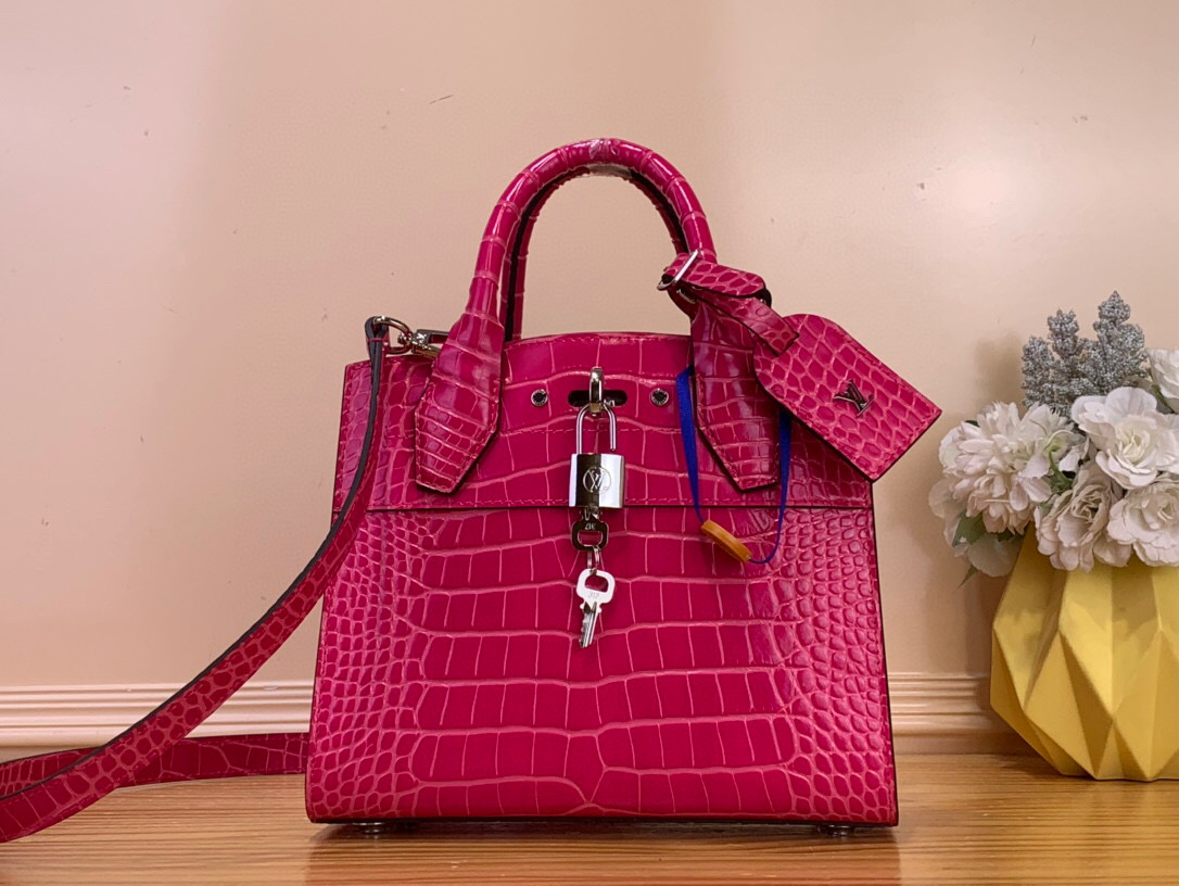 NO:602849,The top original order [LV City Steamer mini handbag] M95846 red (crocodile pattern) traces back to the brand collection Steamer suitcase, presenting the neoclassical City Steamer jw handbag. The calf leather constructs ample space, suitable for daily or office occasions. The iconic handle, LV logo and other elements reveal the craftsmanship details, implicitly expressing the beauty. Size: 21×20×11 cm 135121450,, louis  vuitton,cowhide19860909顶级原单【LV City Steamer mini 手袋】M95846 枚红（鳄鱼纹） 追溯品牌典藏 Steamer 旅行箱,呈现新古典主义 City Steamer jw手袋.小牛皮构筑充裕空间,胜任日常或办公场合.标志性手柄、LV 标识等元素显露工巧细节,含蓄抒写华美之 尺寸:21×20×11 厘米 135121450,,louis vuitton,cowhide,Bag