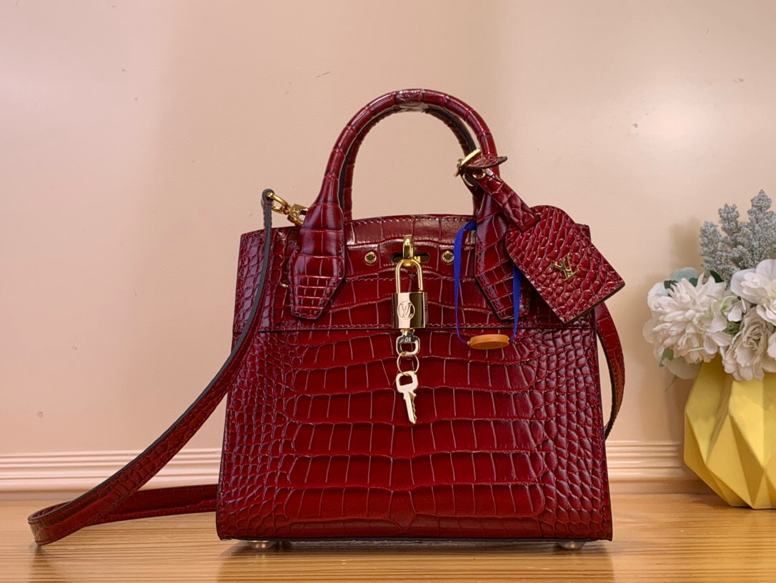 NO:602853,Top original order [LV City Steamer mini handbag] M95846 bright red (crocodile pattern) traces back to the brand collection Steamer suitcase, presenting the neoclassical City Steamer jw handbag. The calf leather constructs ample space, suitable for daily or office occasions. The iconic handle, LV logo and other elements reveal the craftsmanship details, implicitly expressing the beauty. Size: 21×20×11 cm 135121450,, louis  vuitton,cowhide19860909顶级原单【LV City Steamer mini 手袋】M95846 大红（鳄鱼纹） 追溯品牌典藏 Steamer 旅行箱,呈现新古典主义 City Steamer jw手袋.小牛皮构筑充裕空间,胜任日常或办公场合.标志性手柄、LV 标识等元素显露工巧细节,含蓄抒写华美之 尺寸:21×20×11 厘米135121450,,louis vuitton,cowhide,Bag