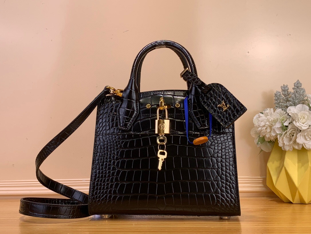 NO:602856,Top original order [LV City Steamer mini handbag] M95846 black (crocodile pattern) traces back to the brand collection Steamer suitcase, presenting the neoclassical City Steamer jw handbag. The calfskin creates ample space, suitable for daily or office occasions. The iconic handle, LV logo and other elements reveal the craftsmanship details, implicitly expressing the beauty. Size: 21×20×11 cm 135121450,, louis  vuitton,cowhide19860909顶级原单【LV City Steamer mini 手袋】M95846 黑色（鳄鱼纹） 追溯品牌典藏 Steamer 旅行箱,呈现新古典主义 City Steamer jw手袋.小牛皮构筑充裕空间,胜任日常或办公场合.标志性手柄、LV 标识等元素显露工巧细节,含蓄抒写华美之 尺寸:21×20×11 厘米 135121450,,louis vuitton,cowhide,Bag