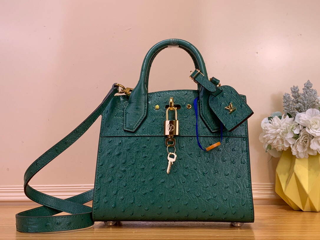 NO:602839,The top original order [LV City Steamer mini handbag] M85454 green (ostrich pattern) traces back to the brand collection Steamer jw suitcase, presenting the neoclassical City Steamer handbag. The calf leather constructs ample space, suitable for daily or office occasions. The iconic handle, LV logo and other elements reveal the craftsmanship details, implicitly expressing the beauty. Size: 21×20×11 cm 135121450,, louis  vuitton,cowhide19860909顶级原单【LV City Steamer mini 手袋】M85454 绿色（鸵鸟纹） 追溯品牌典藏 Steamer jw旅行箱,呈现新古典主义 City Steamer 手袋.小牛皮构筑充裕空间,胜任日常或办公场合.标志性手柄、LV 标识等元素显露工巧细节,含蓄抒写华美之 尺寸:21×20×11 厘米 135121450,,louis vuitton,cowhide,Bag