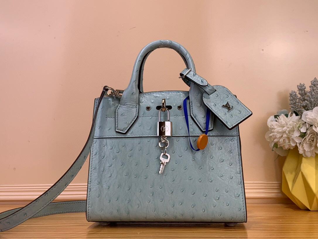 NO:602842,The top original order [LV City Steamer mini handbag] M85454 light blue (ostrich pattern) traces back to the brand collection Steamer suitcase, presenting the neoclassical City Steamer jw handbag. The calf leather constructs ample space, suitable for daily or office occasions. The iconic handle, LV logo and other elements reveal the craftsmanship details, implicitly expressing the beauty. Size: 21×20×11 cm 135121450,, louis  vuitton,cowhide19860909顶级原单【LV City Steamer mini 手袋】M85454 浅蓝色（鸵鸟纹） 追溯品牌典藏 Steamer 旅行箱,呈现新古典主义 City Steamer jw手袋.小牛皮构筑充裕空间,胜任日常或办公场合.标志性手柄、LV 标识等元素显露工巧细节,含蓄抒写华美之 尺寸:21×20×11 厘米135121450,,louis vuitton,cowhide,Bag