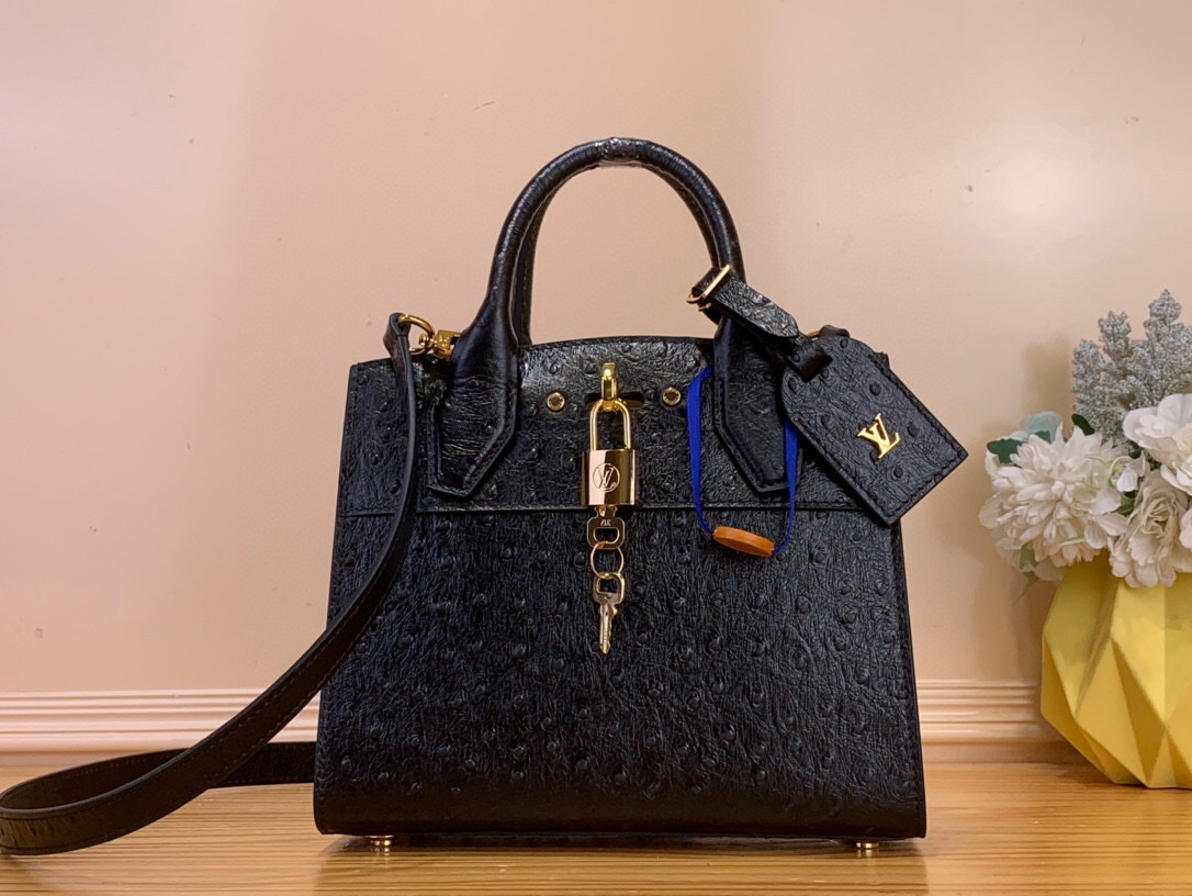 NO:602845,The top original item [LV City Steamer mini handbag] M85454 black (ostrich pattern) traces back to the brand collection Steamer suitcase, presenting the neoclassical City Steamer jw handbag. The calf leather constructs ample space, suitable for daily or office occasions. The iconic handle, LV logo and other elements reveal the craftsmanship details, implicitly expressing the beauty. Size: 21×20×11 cm 135121450,, louis  vuitton,cowhide19860909顶级原单【LV City Steamer mini 手袋】M85454 黑色（鸵鸟纹） 追溯品牌典藏 Steamer 旅行箱,呈现新古典主义 City Steamer jw手袋.小牛皮构筑充裕空间,胜任日常或办公场合.标志性手柄、LV 标识等元素显露工巧细节,含蓄抒写华美之 尺寸:21×20×11 厘米 135121450,,louis vuitton,cowhide,Bag