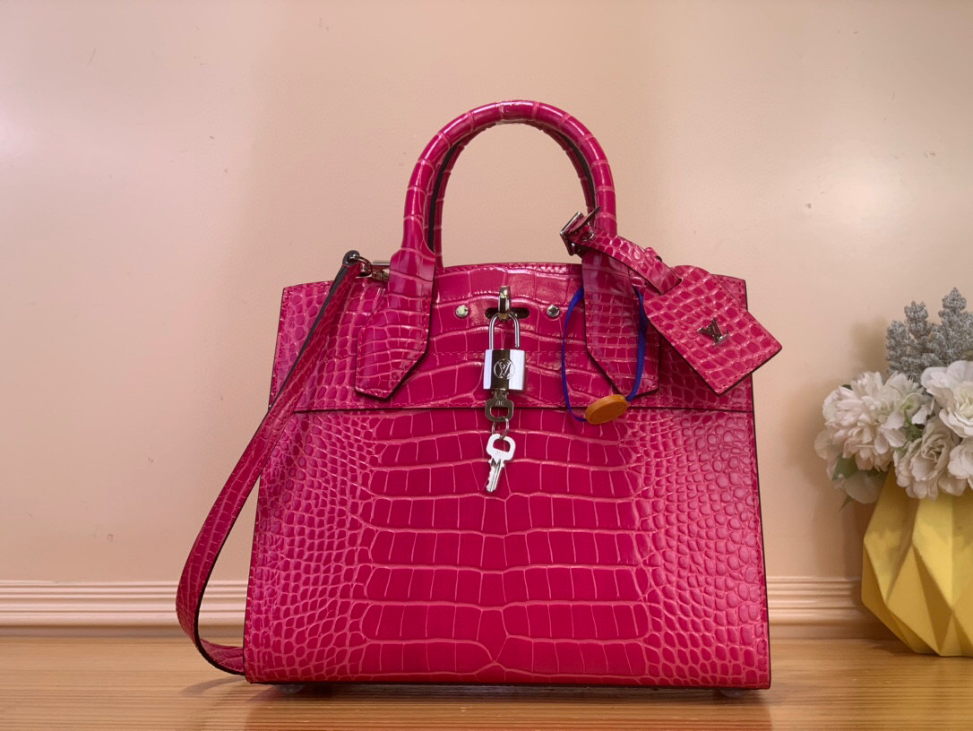 NO:602840,Top original order [LV City Steamer MM handbag] M84672 red (crocodile pattern) traces back to the brand collection Steamer suitcase, presenting the neoclassical City Steamer jw handbag. The calf leather constructs ample space, suitable for daily or office occasions. The iconic handle, LV logo and other elements reveal the craftsmanship details, implicitly expressing the beauty. Size: 27x23x13 cm 150121600,, louis  vuitton,cowhide19860909顶级原单【LV City Steamer MM 手袋】M84672 枚红（鳄鱼纹） 追溯品牌典藏 Steamer 旅行箱,呈现新古典主义 City Steamer jw手袋.小牛皮构筑充裕空间,胜任日常或办公场合.标志性手柄、LV 标识等元素显露工巧细节,含蓄抒写华美之 尺寸:27x23x13厘米 150121600,,louis vuitton,cowhide,Bag