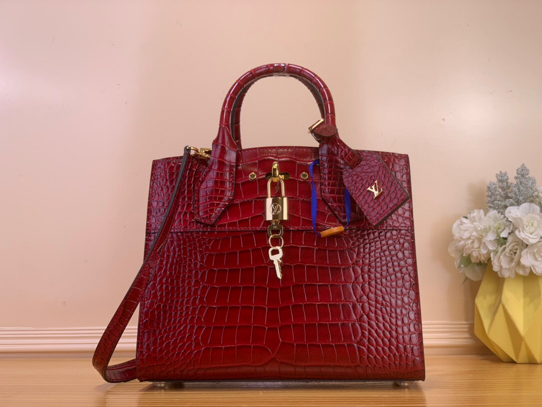 NO:602843,Top original order [LV City Steamer MM handbag] M84672 bright red (crocodile pattern) traces back to the brand collection Steamer suitcase, presenting the neoclassical City Steamer jw handbag. The calf leather constructs ample space, suitable for daily or office occasions. The iconic handle, LV logo and other elements reveal the craftsmanship details, implicitly expressing the beauty. Size: 27x23x13 cm 150121600,, louis  vuitton,cowhide19860909顶级原单【LV City Steamer MM 手袋】M84672 大红（鳄鱼纹） 追溯品牌典藏 Steamer 旅行箱,呈现新古典主义 City Steamer jw手袋.小牛皮构筑充裕空间,胜任日常或办公场合.标志性手柄、LV 标识等元素显露工巧细节,含蓄抒写华美之 尺寸:27x23x13厘米 150121600,,louis vuitton,cowhide,Bag