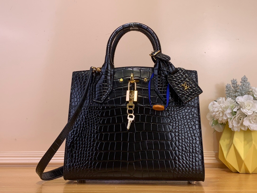NO:602846,Top original order [LV City Steamer MM handbag] M84672 black (crocodile pattern) traces back to the brand collection Steamer suitcase, presenting the neoclassical City Steamer jw handbag. The calf leather constructs ample space, suitable for daily or office occasions. The iconic handle, LV logo and other elements reveal the craftsmanship details, implicitly expressing the beauty. Size: 27x23x13 cm 150121600,, louis  vuitton,cowhide19860909顶级原单【LV City Steamer MM 手袋】M84672 黑色（鳄鱼纹） 追溯品牌典藏 Steamer 旅行箱,呈现新古典主义 City Steamer jw手袋.小牛皮构筑充裕空间,胜任日常或办公场合.标志性手柄、LV 标识等元素显露工巧细节,含蓄抒写华美之 尺寸:27x23x13厘米 150121600,,louis vuitton,cowhide,Bag