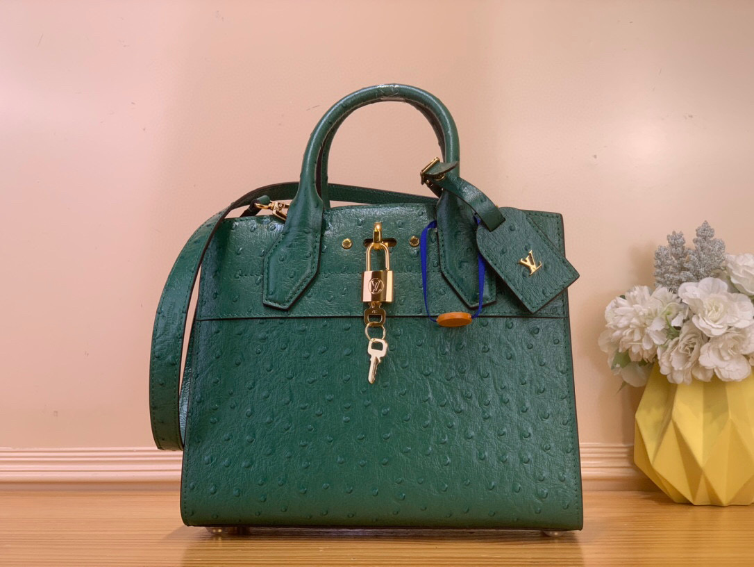 NO:602833,The top original order [LV City Steamer MM handbag] M84079 green (ostrich pattern) traces back to the brand collection Steamer suitcase, presenting the neoclassical City Steamer jw handbag. The calfskin creates ample space, suitable for daily or office occasions. The iconic handle, LV logo and other elements reveal the craftsmanship details, implicitly expressing the beauty. Size: 27x23x13 cm 150121600,, louis  vuitton,cowhide19860909顶级原单【LV City Steamer MM 手袋】M84079 绿色（鸵鸟纹） 追溯品牌典藏 Steamer 旅行箱,呈现新古典主义 City Steamer jw手袋.小牛皮构筑充裕空间,胜任日常或办公场合.标志性手柄、LV 标识等元素显露工巧细节,含蓄抒写华美之 尺寸:27x23x13厘米 150121600,,louis vuitton,cowhide,Bag
