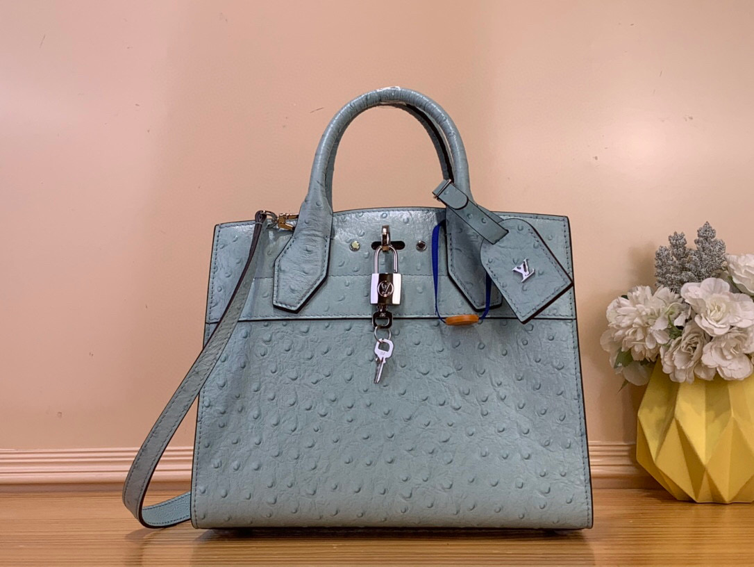 NO:602861,The top original item [LV City Steamer MM handbag] M84079 light blue (ostrich pattern) traces back to the brand collection Steamer suitcase, presenting a neoclassical City Steamer jw handbag. The calfskin creates ample space, suitable for daily or office situations. The iconic handle, LV logo and other elements reveal craftsmanship details, implicitly expressing the beauty.  Size: 27x23x13 cm.150121600,,louis vuitton,cowhide19860909顶级原单【LV City Steamer MM 手袋】M84079 浅蓝色（鸵鸟纹） 追溯品牌典藏 Steamer 旅行箱,呈现新古典主义 City Steamer jw手袋.小牛皮构筑充裕空间,胜任日常或办公场合.标志性手柄、LV 标识等元素显露工巧细节,含蓄抒写华美之 尺寸:27x23x13厘米.150121600,,louis vuitton,cowhide,Bag
