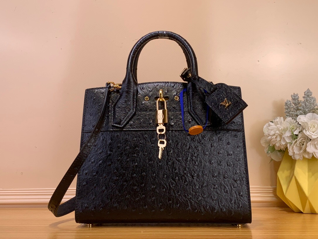 NO:602837,Top original order [LV City Steamer MM handbag] M84079 black (ostrich pattern) traces back to the brand collection Steamer suitcase, presenting the neoclassical City Steamer jw handbag. The calf leather constructs ample space, suitable for daily or office occasions. The iconic handle, LV logo and other elements reveal the craftsmanship details, implicitly expressing the beauty. Size: 27x23x13 cm 150121600,, louis  vuitton,cowhide19860909顶级原单【LV City Steamer MM 手袋】M84079 黑色（鸵鸟纹） 追溯品牌典藏 Steamer 旅行箱,呈现新古典主义 City Steamer jw手袋.小牛皮构筑充裕空间,胜任日常或办公场合.标志性手柄、LV 标识等元素显露工巧细节,含蓄抒写华美之 尺寸:27x23x13厘米 150121600,,louis vuitton,cowhide,Bag