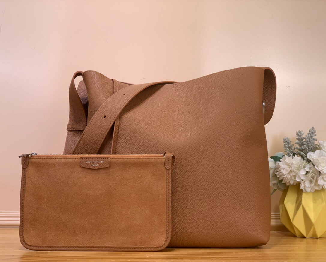 NO:602933,Top original order [VERSO HOBO handbag] m26747 khaki green m26745 brown m27022 black This Verso Hobo sj handbag is made of LV Touch Jh cow leather to create a trendy and easy-to-wear configuration. Smooth grain leather and same-color suede leather give the front and back a unique appearance. Each side pocket is discreetly embellished with V-shaped stitching, and the detachable suede leather storage bag adds functional details. Size 33 x  15.5 x 30 cm 90981000 (height x width x length),,louis vuitton,versace,cowhide19860909顶级原单【VERSO HOBO 手袋】 m26747 卡其绿 m26745 棕色 m27022 黑色 本款 Verso Hobo sj手袋以 LV Touch Jh牛皮革塑造潮流易搭构型.光滑粒面皮革与同色绒面皮革为正反两面赋予别致外观.每一侧口袋均含蓄点缀 V 字缝线,可拆卸绒面皮革收纳包再添功能细节. 尺寸33 x 15.5 x 30 厘米 90981000 (高 x 宽 x 长度),,louis vuitton,versace,cowhide,Bag