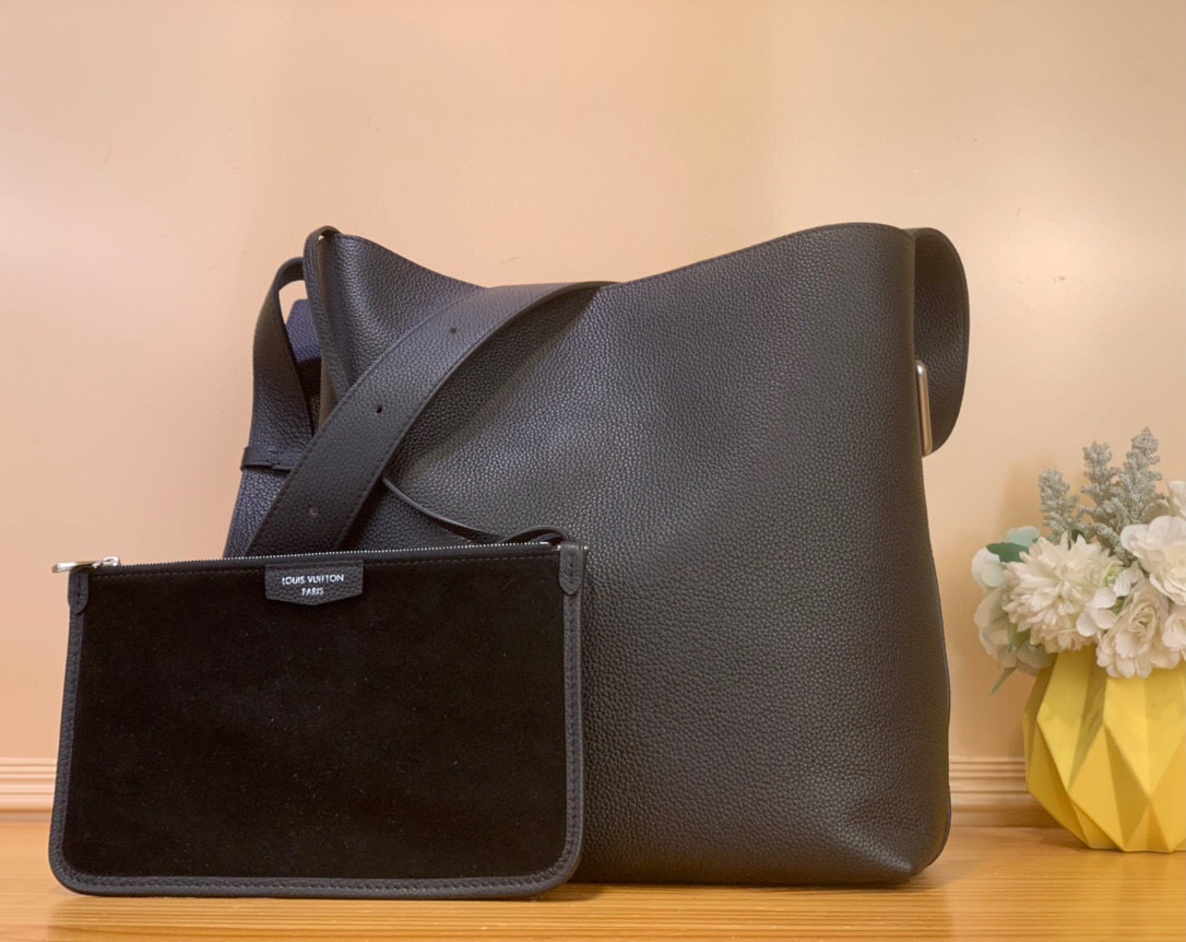 NO:602925,Top original order [VERSO HOBO handbag] m26747 khaki green m26745 brown m27022 black This Verso Hobo sj handbag is made of LV Touch Jh cow leather to create a trendy and easy-to-wear configuration. Smooth grain leather and same-color suede leather give the front and back a unique appearance. Each side pocket is discreetly embellished with V-shaped stitching, and the detachable suede leather storage bag adds functional details. Size 33 x  15.5 x 30 cm 901981000 (height x width x length),,louis vuitton,versace,cowhide19860909顶级原单【VERSO HOBO 手袋】 m26747 卡其绿 m26745 棕色 m27022 黑色 本款 Verso Hobo sj手袋以 LV Touch Jh牛皮革塑造潮流易搭构型.光滑粒面皮革与同色绒面皮革为正反两面赋予别致外观.每一侧口袋均含蓄点缀 V 字缝线,可拆卸绒面皮革收纳包再添功能细节. 尺寸33 x 15.5 x 30 厘米 901981000 (高 x 宽 x 长度),,louis vuitton,versace,cowhide,Bag