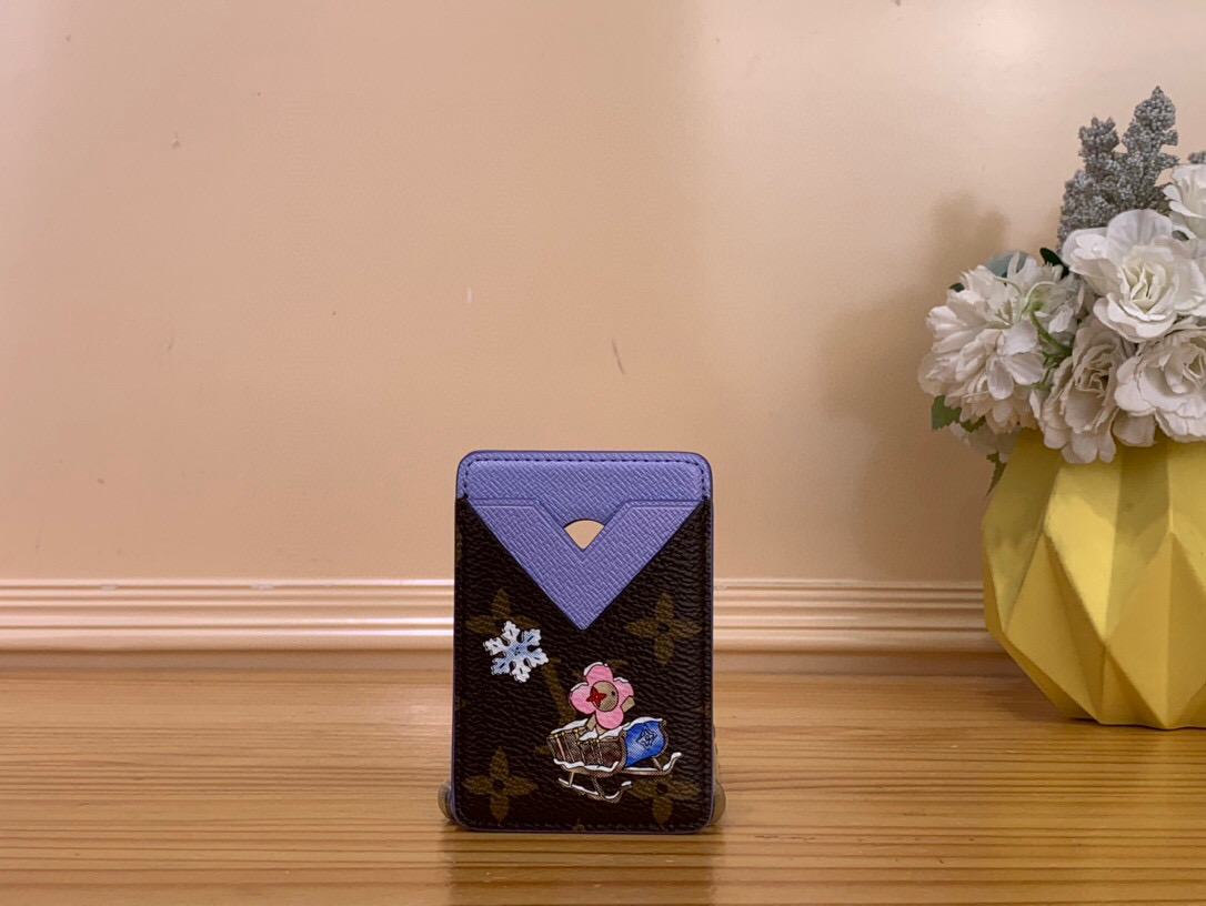NO:602855,Top original order [orte-cartes Magnet] m26475 Presbyopia / Blue (Christmas) From the Vivienne Wintery Travel ms collection, this magnet card holder features a festive illustration of the house's iconic mascot. It is made from iconic Monogram canvas and features contrasting matte blue leather and includes two card slots and a magnetic system compatible with MagSafe ihone. Dimensions 6.5 x 9.5 x 0.5 cm 2013025 (length x height x width),,cartier19860909顶级原单【orte-cartes Magnet】 m26475 老花/ 蓝色（圣诞） 來自Vivienne Wintery Travel ms系列,這款磁鐵卡夾以房子標誌性吉祥物的節日插圖為特色.它由标志性的Monogram帆布制成,并采用对比鲜明的磨砂蓝色皮革,包括两个卡槽和一个与MagSafe ihone兼容的磁性系统. 尺寸6.5 x 9.5 x 0.5厘米 2013025（长度x高度x宽度）,,cartier,Bag