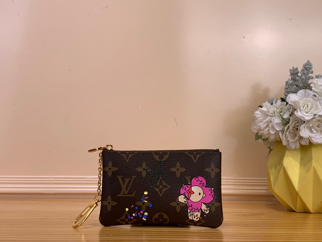 NO:602852,Top original item [ochette clés S coin purse] m27045 Presbyopia/Christmas This miniature version of the key pouch from the Vivienne winter holiday collection was imagined as a tribute to the house's famous heritage. It is made of the iconic Monogram ms canvas and is decorated with playful illustrations of the Louis Vuitton mascot with bright Frozen orchid details. This model is also distinguished by its gold hook for attaching keys and a zippered pocket for bills and change.  Dimensions 15x9x1 cm 2013025 (length x height x width),, louis vuitton, wallets19860909顶级原单【ochette clés S 零钱包】 m27045 老花/圣诞 这个微型版本的钥匙袋来自Vivienne寒假系列,被想象为对房子的著名遗产的致敬.它由标志性的Monogram ms帆布制成,装饰着路易威登吉祥物的俏皮插图,带有明亮的冰雪奇缘兰花细节.该型号还以其用于连接钥匙的金色钩子和用于存放账单和零钱的拉链口袋而与众不同. 尺寸15x9x1厘米 2013025（长度x高度x宽度）,,louis vuitton,wallets,Bag